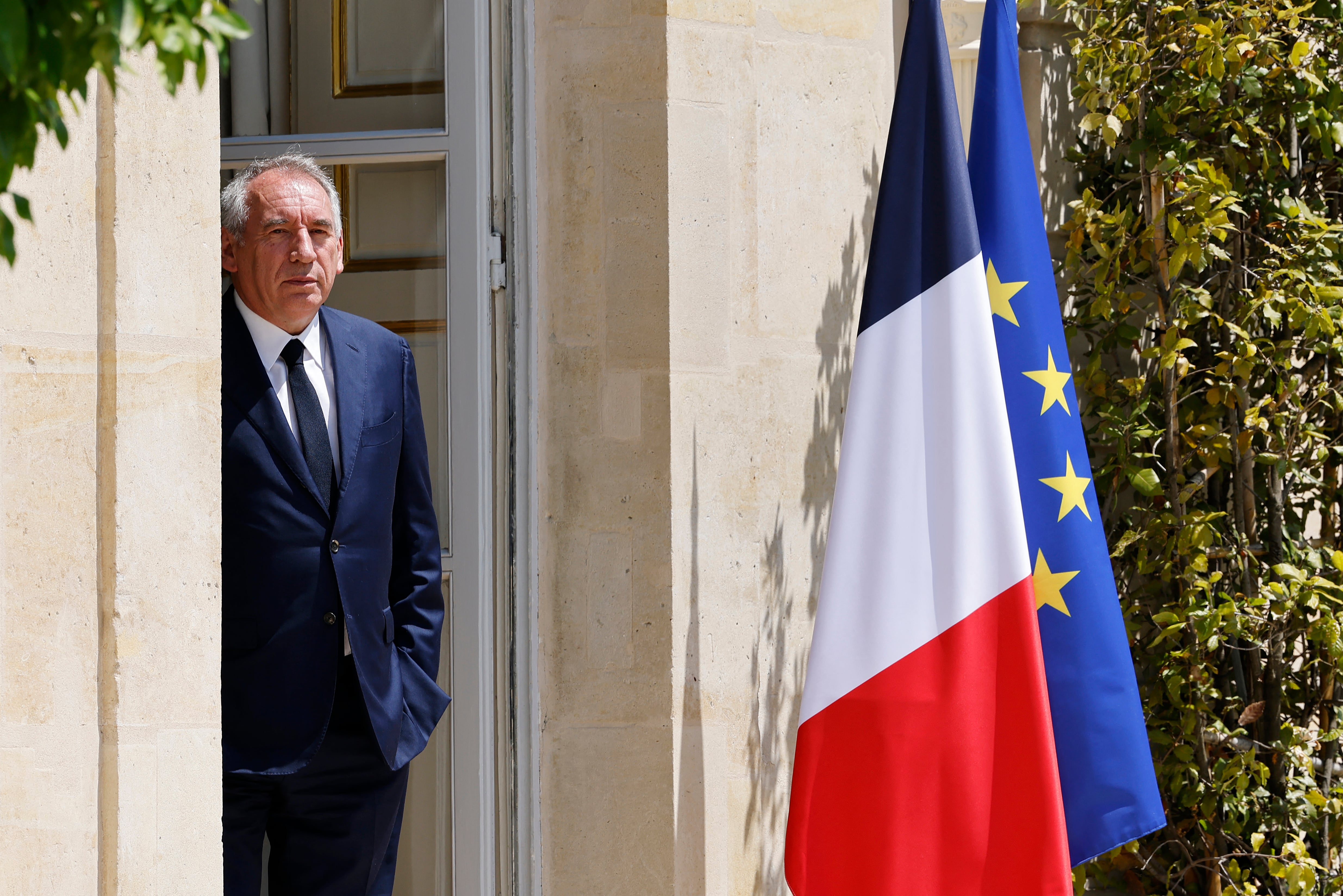 François Bayrou, nuevo primer ministro de Francia, junto a la bandera francesa y de la Unión Europea.