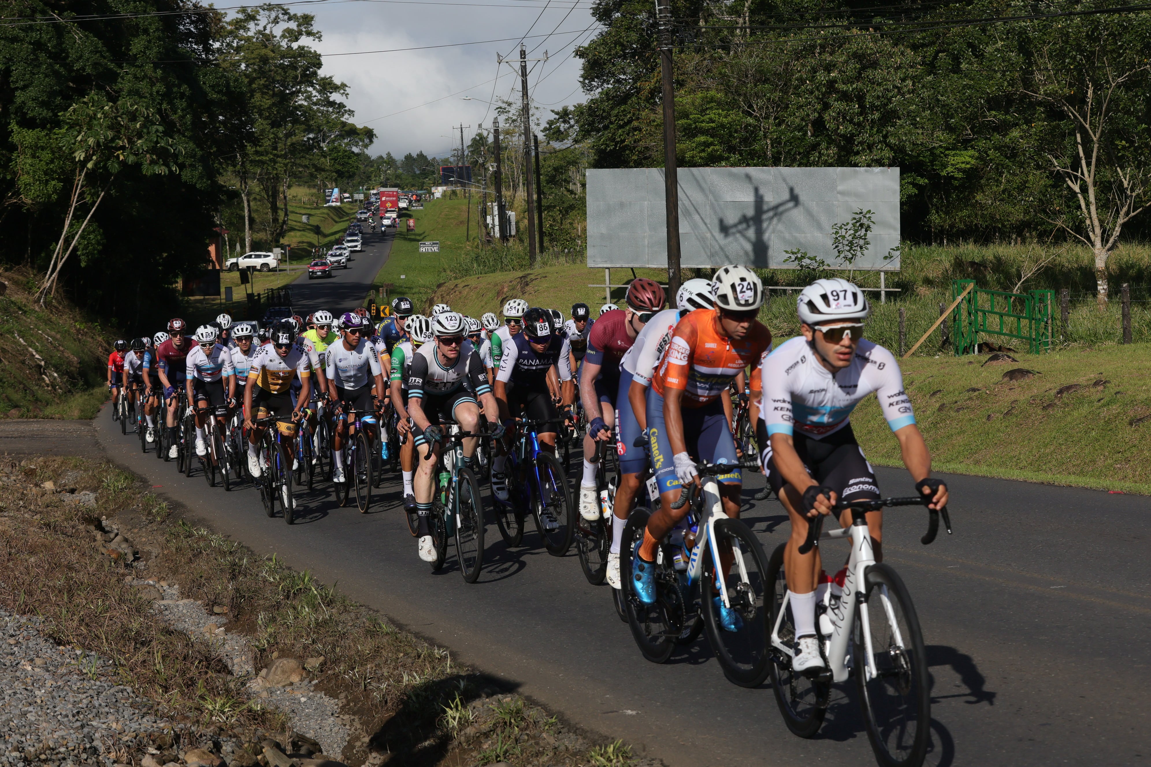 Vuelta a Costa Rica 2024 etapa 3 Saliendo de Ciudad Quesada llegando a la meta en Paraíso de Cartago / foto John Durán