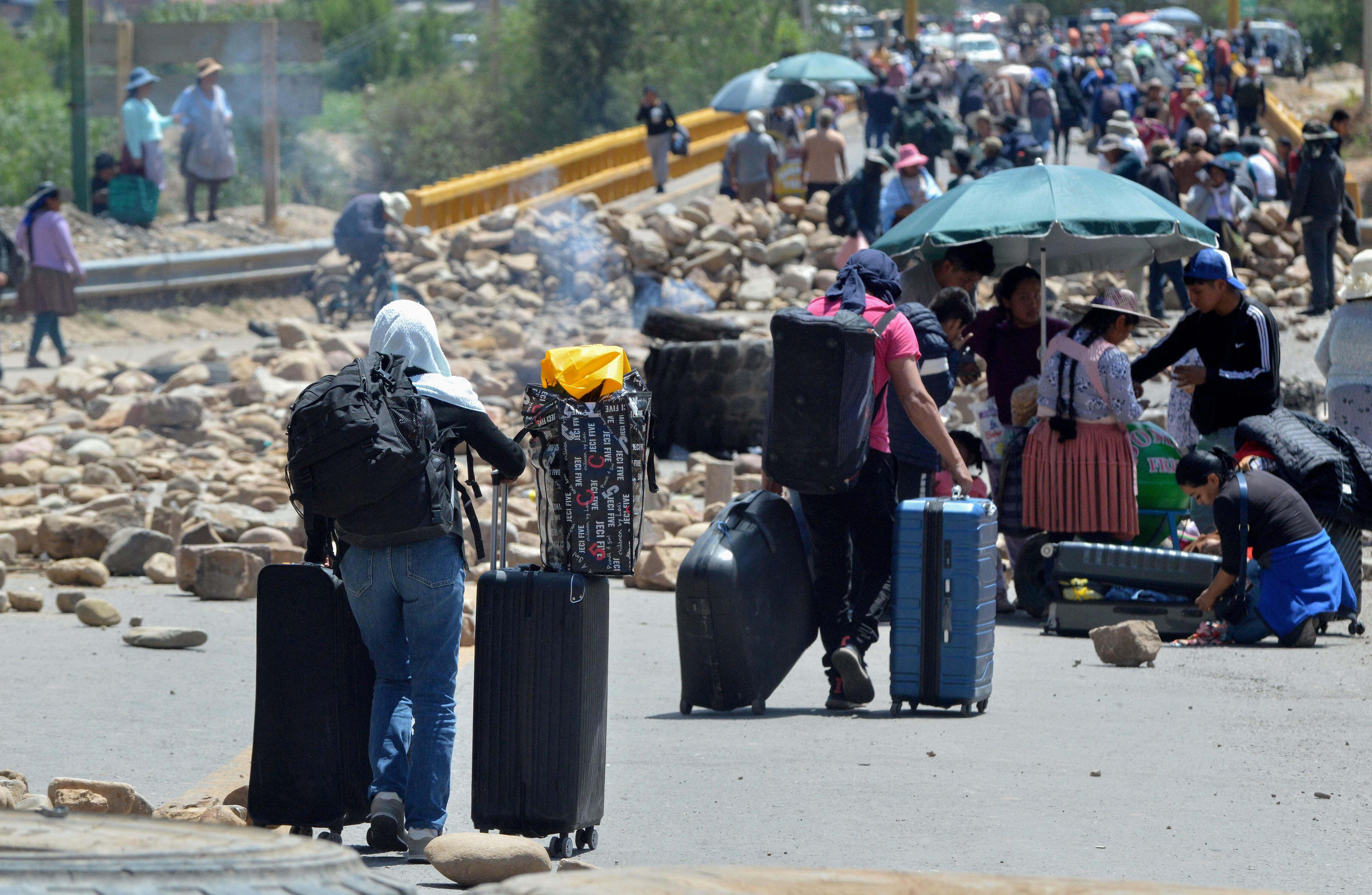 Simpatizantes de Evo Morales bloquean carreteras en Cochabamba, Bolivia, en protesta contra su posible arresto. Foto: AFP