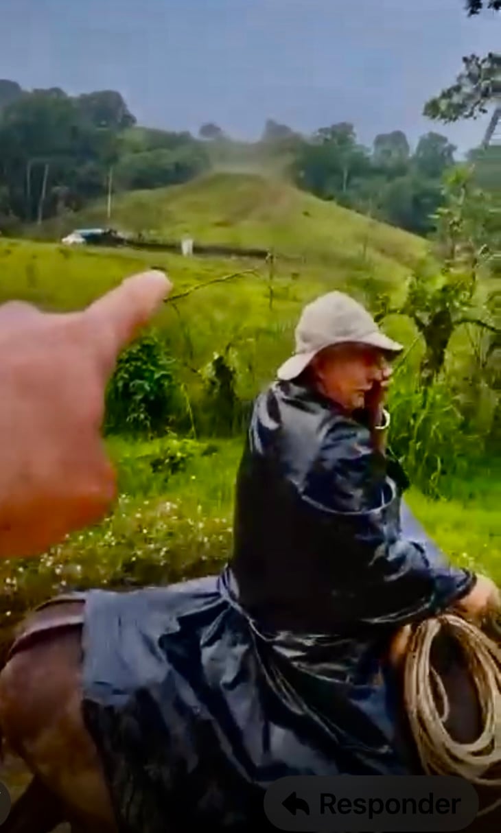 Captura de pantalla de video que se viralizó en redes sociales a finales de nov. 2025: Un humilde finquero, despojado de su corral en Las Chorreras, cabalga arreando a sus pocas reses, mientras en la lejanía se divisa el reducto que había sido su lar. Cubierto por una rústica capa de plástico, el campesino llora, desconsolado, rumbo a su incierto destino.