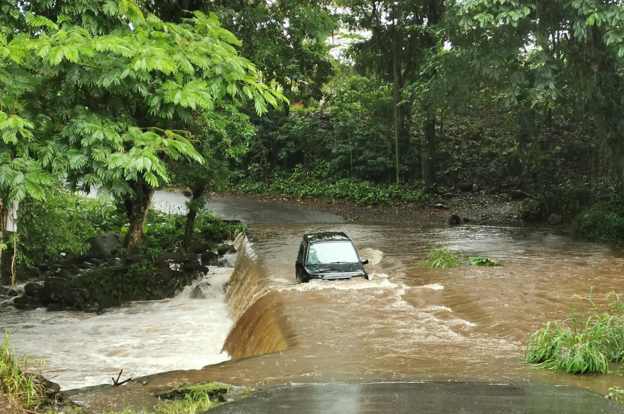 El río Cristina en Jiménez de Guácimo está crecido. No hay paso entre Cartagena y el centro de ese cantón limonense. Foto: Reiner Montero.
