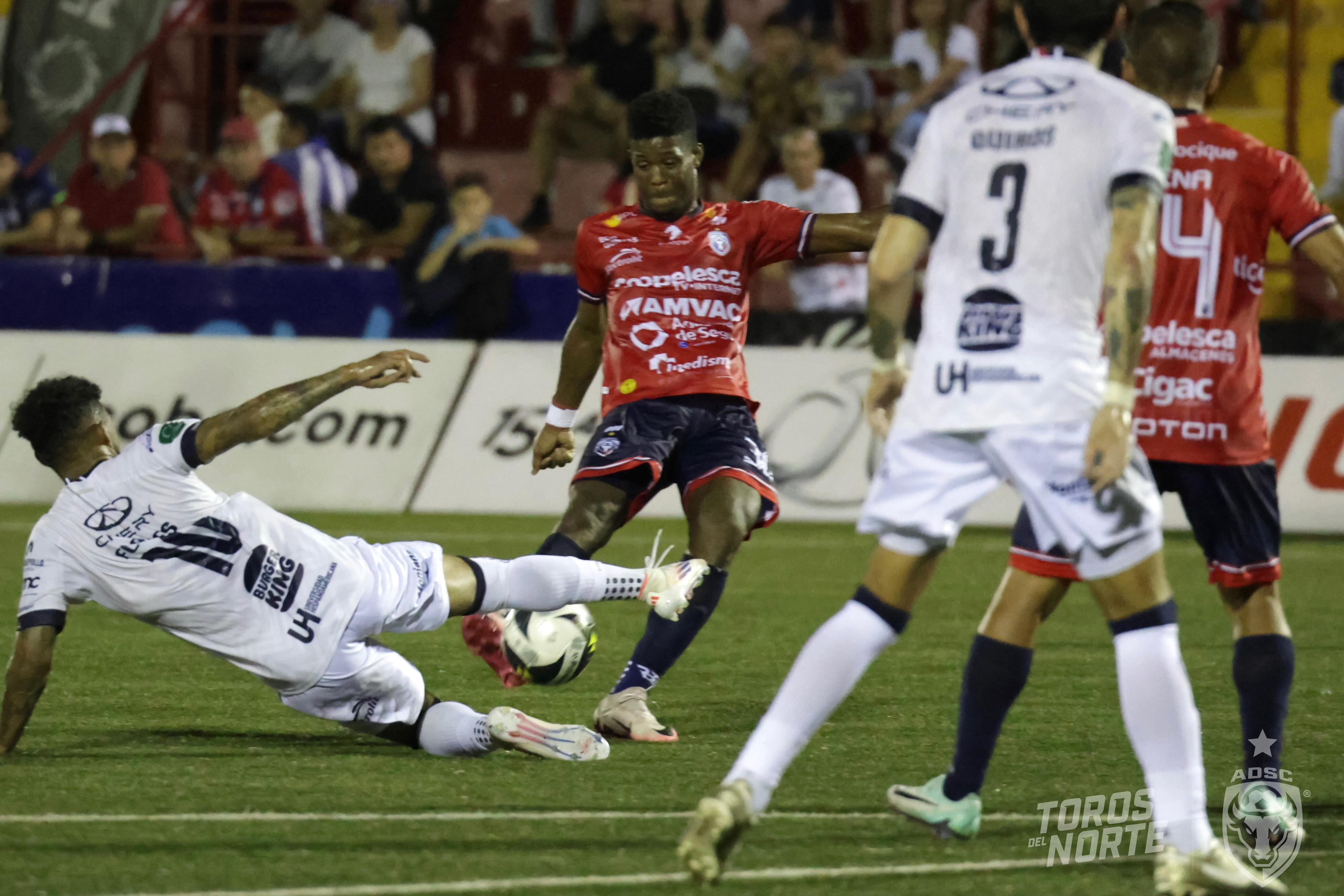 El atacante de San Carlos Daniel Díaz (rojo) estuvo muy cerca de anotar ante Cartaginés, pero su disparo se estrelló en el palo, en la fecha dos del Torneo de Apertura 2024.