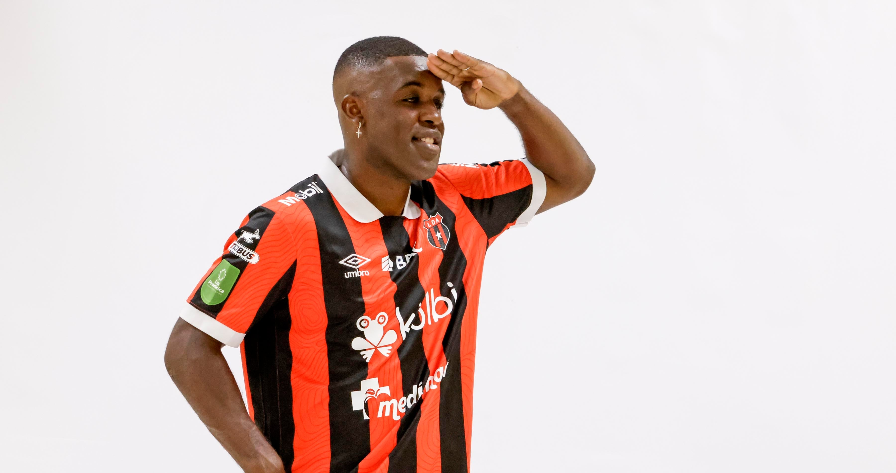 Joel Campbell acudió al lanzamiento oficial de los 90 Minutos por la Vida y fue parte de la sesión de fotografías del evento.