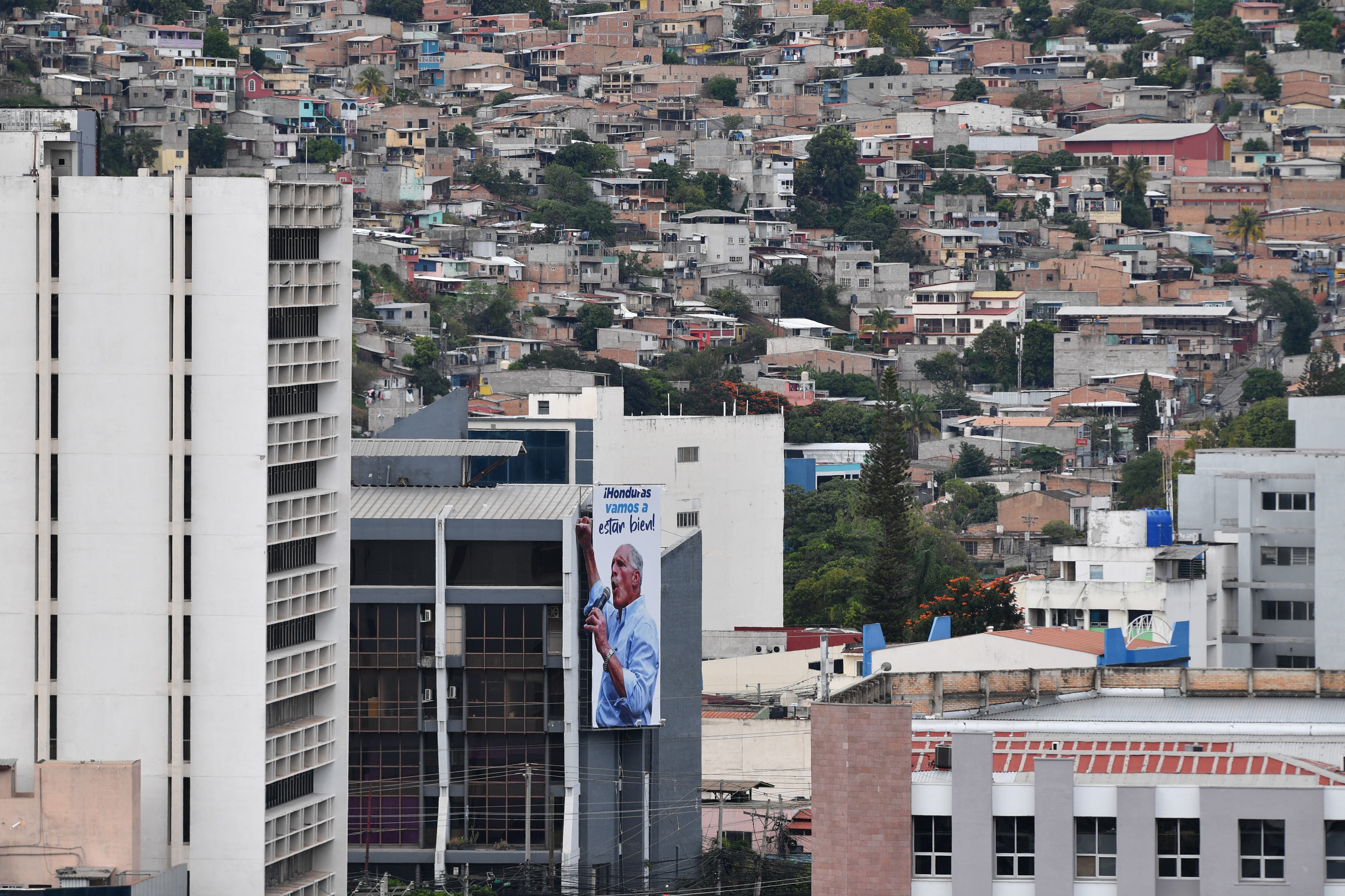 Esta imagen muestra una valla publicitaria del candidato presidencial y empresario Nasry Asfura, del Partido Nacional, en Tegucigalpa este jueves. Fotografía: