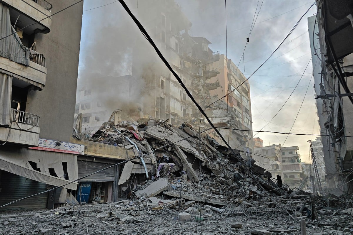 Escombros de edificios destruidos en el lugar de un bombardeo israelí contra un barrio de los suburbios del sur de Beirut, el 6 de marzo de 2026.