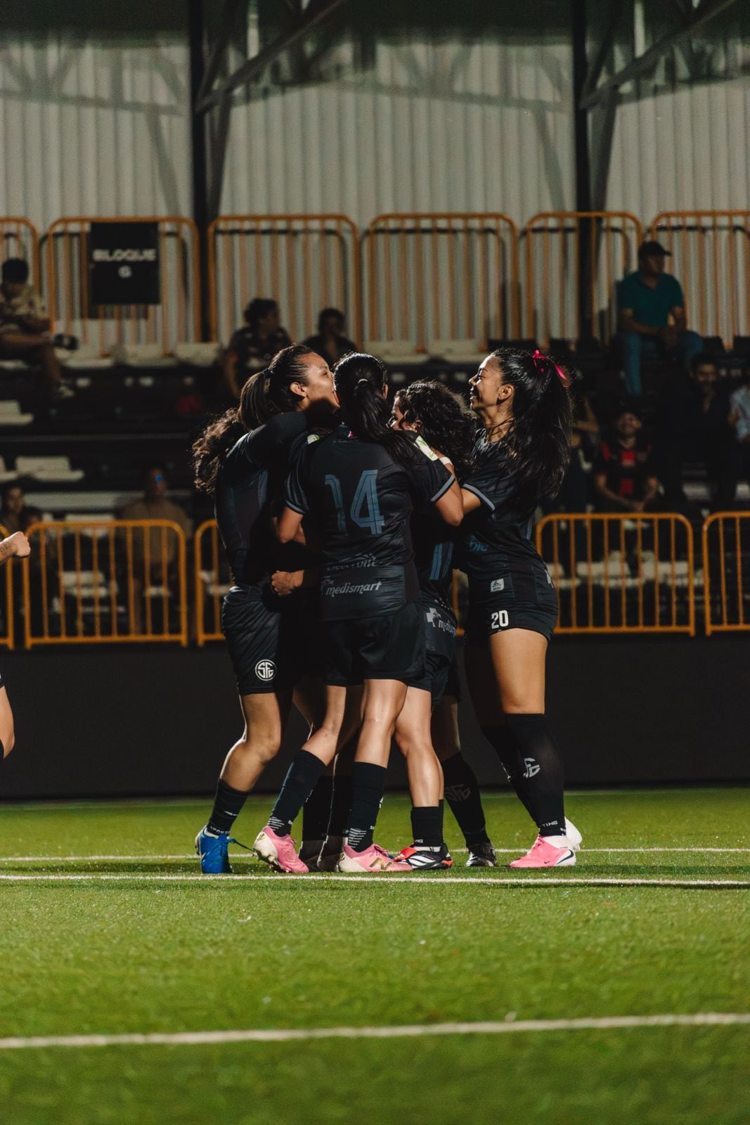Las jugadoras de Sporting celebran una de las anotaciones que les permiten mantenerse como líderes del campeonato femenino.