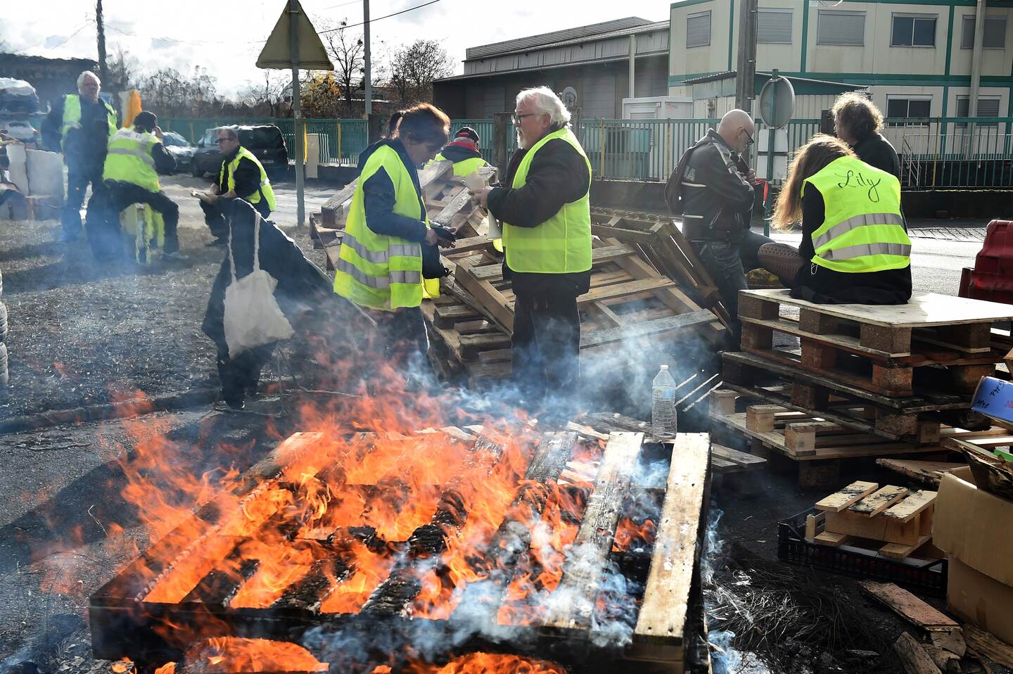 Gilets Jaunes (Yellow vest) protestors man a barricade on December 4, 2018 in Montabon, northwestern France, at an access to an oil depot they block since December 2 as part of the Gilets Jaunes protests. (Photo by JEAN-FRANCOIS MONIER / AFP)