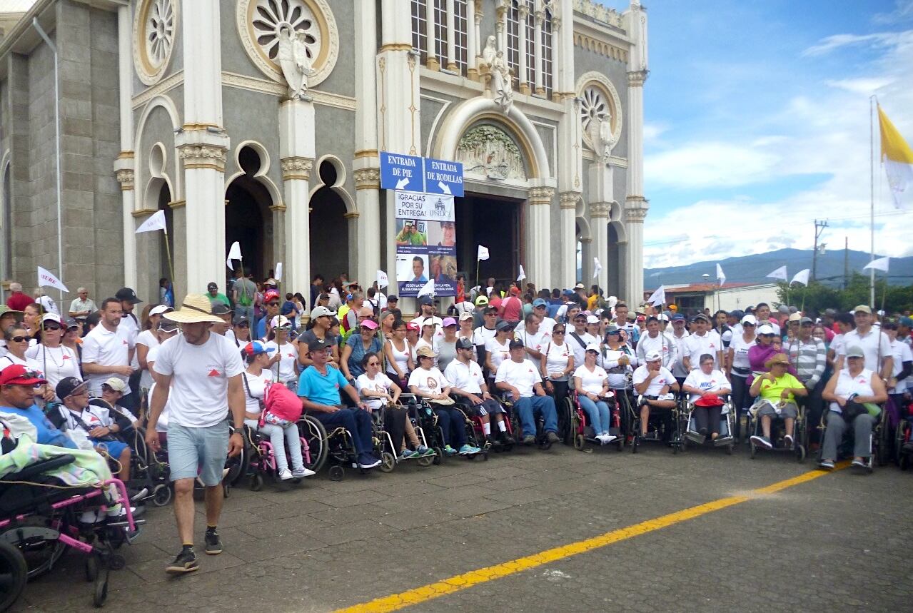 Imagen de una de las ediciones del recorrido al final del trayecto frente a la Basílica de los Ángeles en Cartago. Fotografía: Cortesía Familia Astúa Bravo.