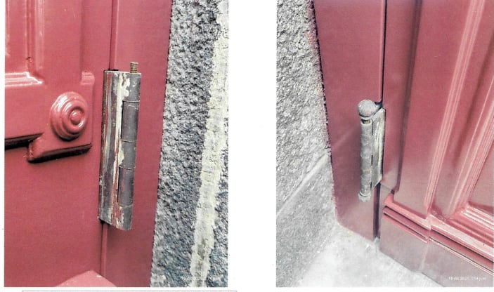 Se evidencia nuevamente un desconocimiento por parte del personal a cargo del restauro y una falta
de procedimiento con relación a la limpieza y pulido de las bizagras originales, las cuales se ven
incompletas, sucias y desajustadas.