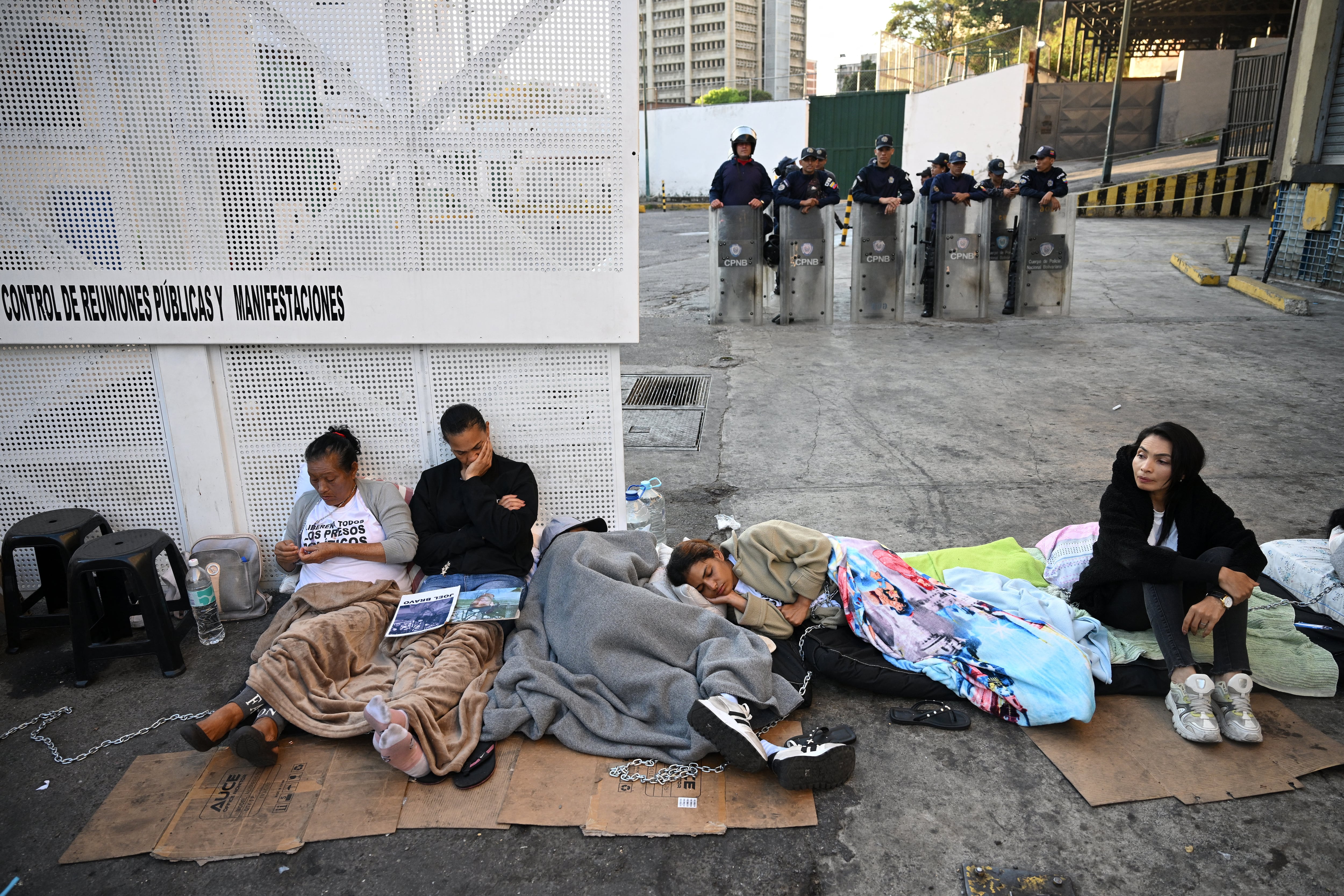 Una decena de mujeres se acostó en línea con tapabocas en la entrada de Zona 7 este sábado, dejando una lista con sus nombres como símbolo de la huelga de hambre que exigen respuestas sobre las excarcelaciones.