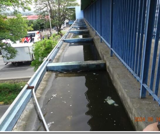 La inspección halló agua estancada en los laterales por aparente obstrucción de los drenajes. Foto: Lanamme.