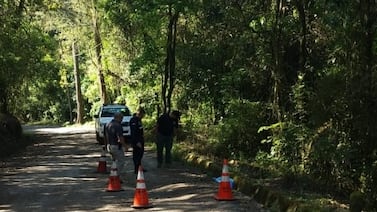 Hombre asesinado a balazos y puñaladas aparece tendido en cuneta de Tres Ríos