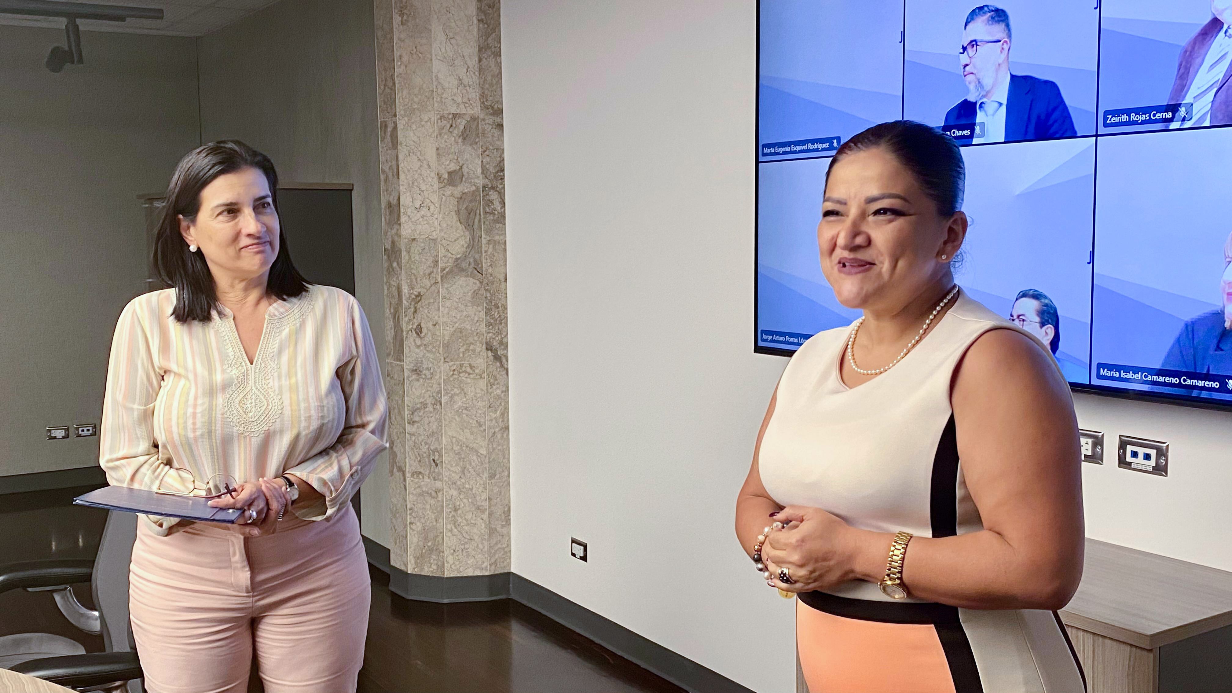 Marta Esquivel, presidenta ejecutiva de CCSS, (izq.) junto a Gabriela Artavia Monge, al momento de juramentarla como gerente administrativa interina de la institución. Fotografía: Cortesía.