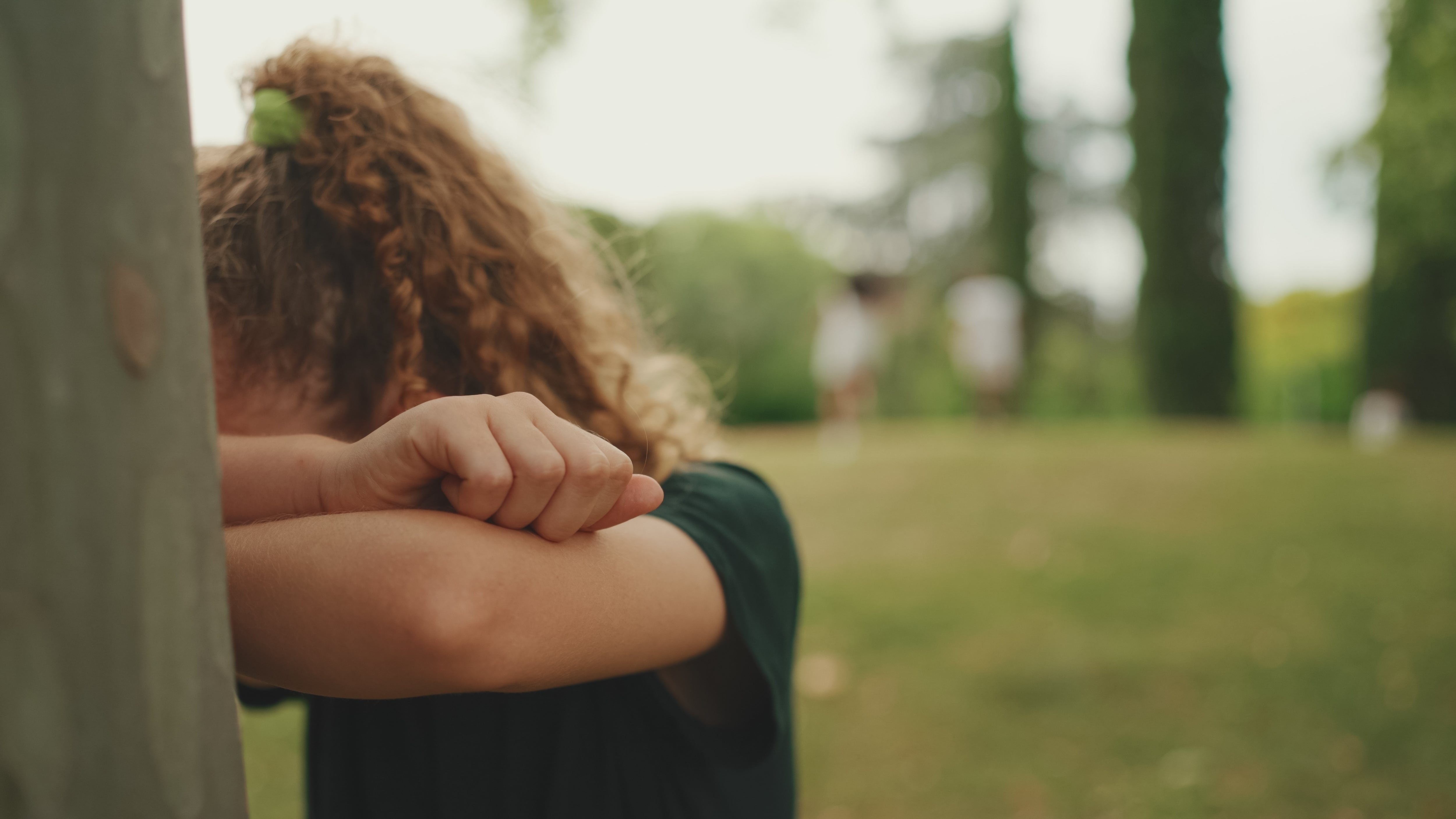 Niña contando en juego de escondido, juegos al aire libre