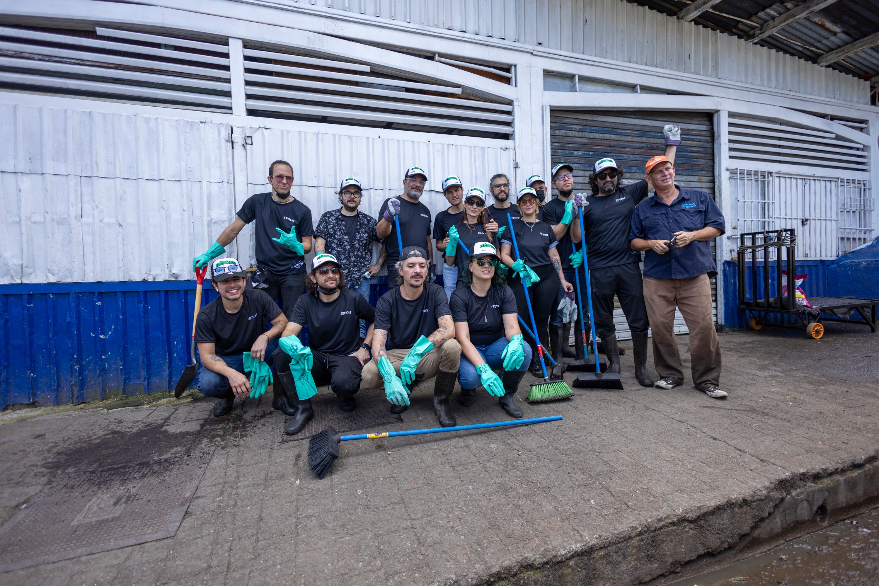 Varios músicos costarricenses lavaron las calles de San José.