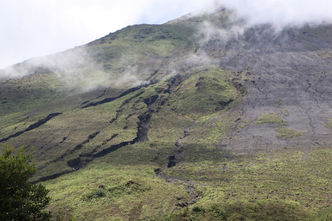Los científicos descartan una reactivación del coloso que sigue activo pero en reposo. En el 2010 se apagó la incandescencia que por años caracterizó a este cónico volcán alajuelense. Foto: Blas Sánchez/CNE.