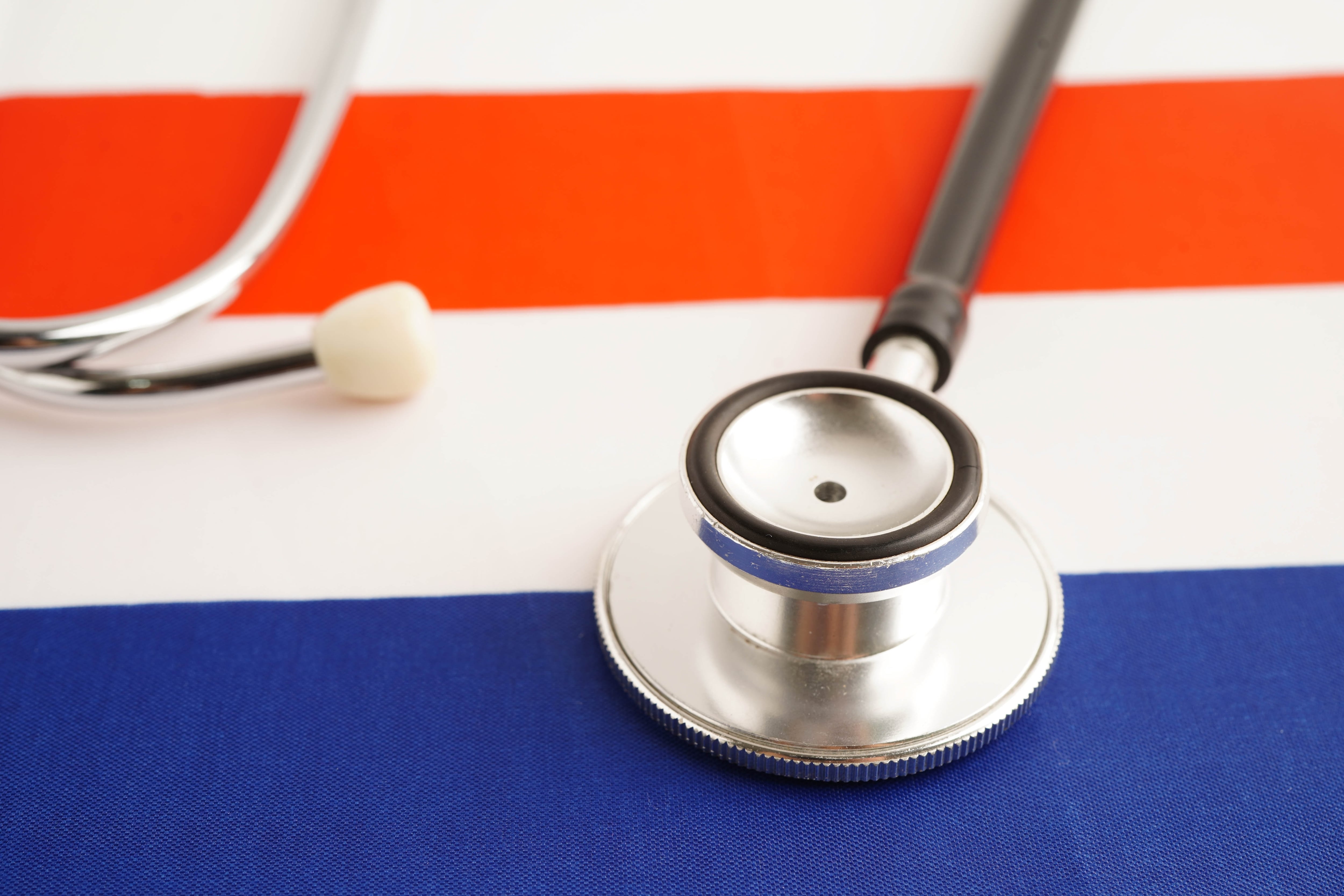 Concepto de Costa Rica enferma, paciente enfermo, bandera de Costa Rica auscultada con un estetoscopio