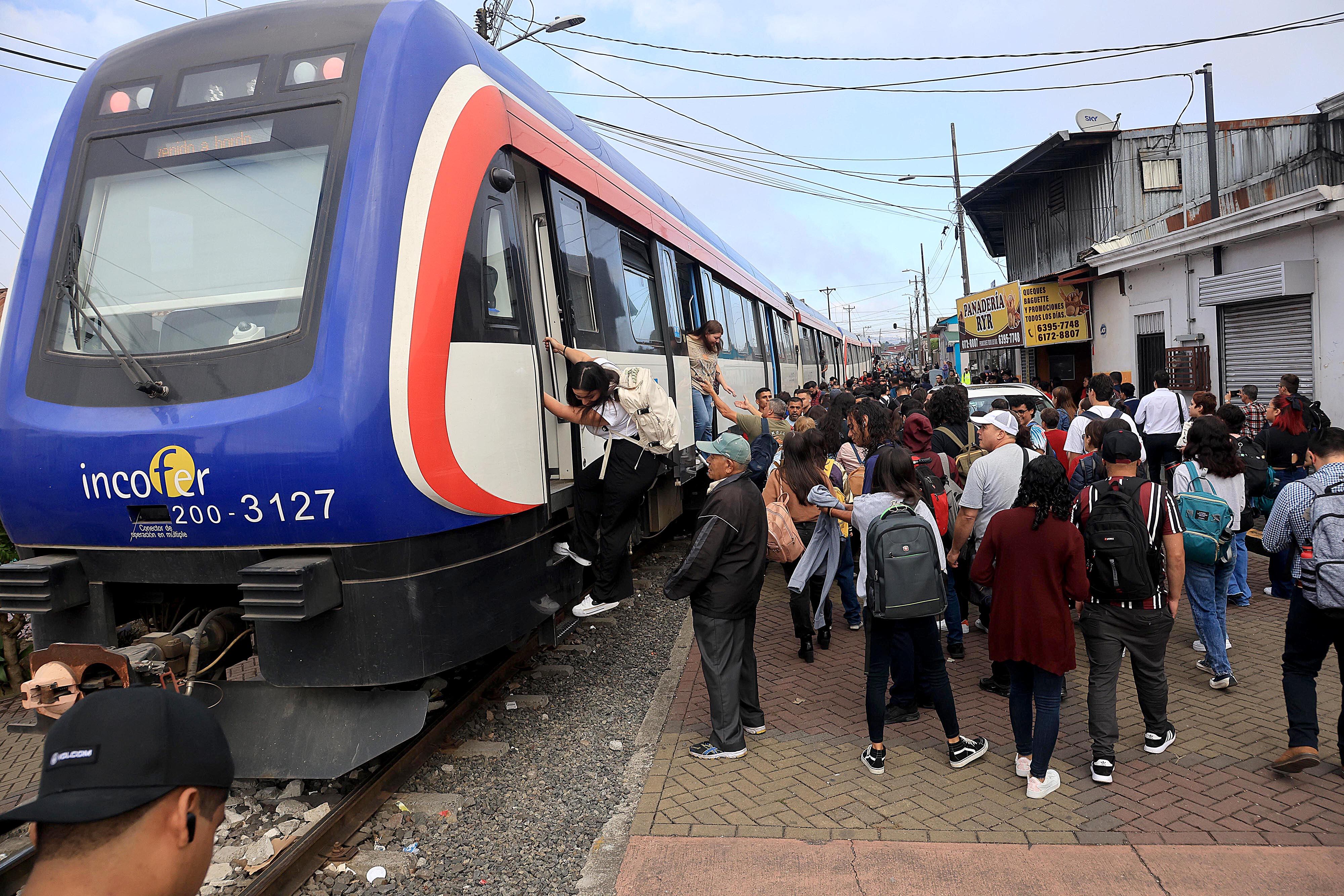 12/03/2024 Cartago. El tren que había salido a las 6:55 a.m. de la estación de la Basílica de los Angeles se varó a las 7:09 a.m. apenas 50 metros después de haber partido de la estación central de Cartago, en su recorrido hacia San José. Después de media hora de permanecer estático y sin que funcionara el aire acondicionado abrieron las puertas y la gente se empezó a tirar desde una altura de aproximadamente un metro. El caos fue mayor se juntó la gente del tren varado con la que esperaba el siguiente. Algunos lograron hacer trasbordo unos 45 minutos más tarde pero la mayoría debió esperar más tiempo a que llegar otro tren o optar por viajar en autobús. Foto: Rafael Pacheco Granados