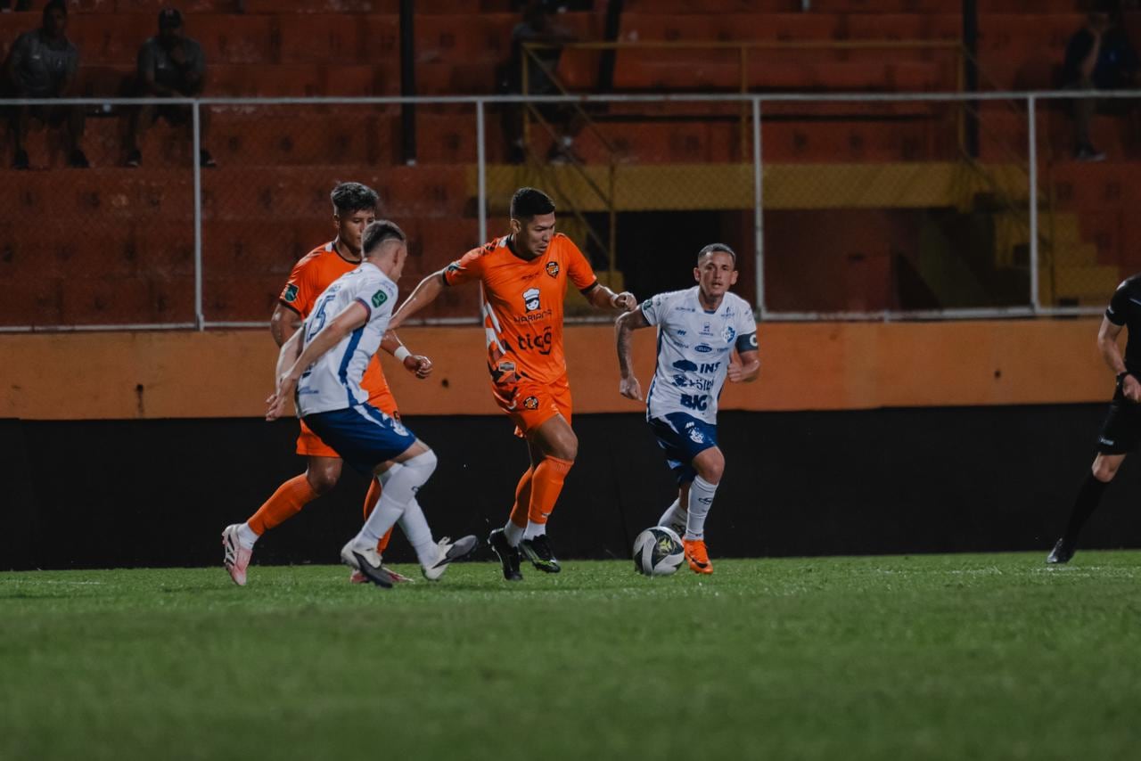 José Pablo Córdoba de Puntarenas FC controla el balón ante la marca de Luis Flores y Cristopher Núñez, volantes de Cartaginés.