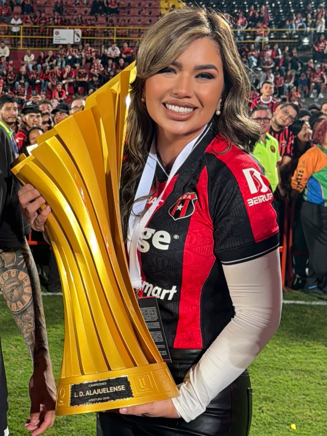 La periodista de Repretel Melissa Durán posa con el trofeo de campeones.