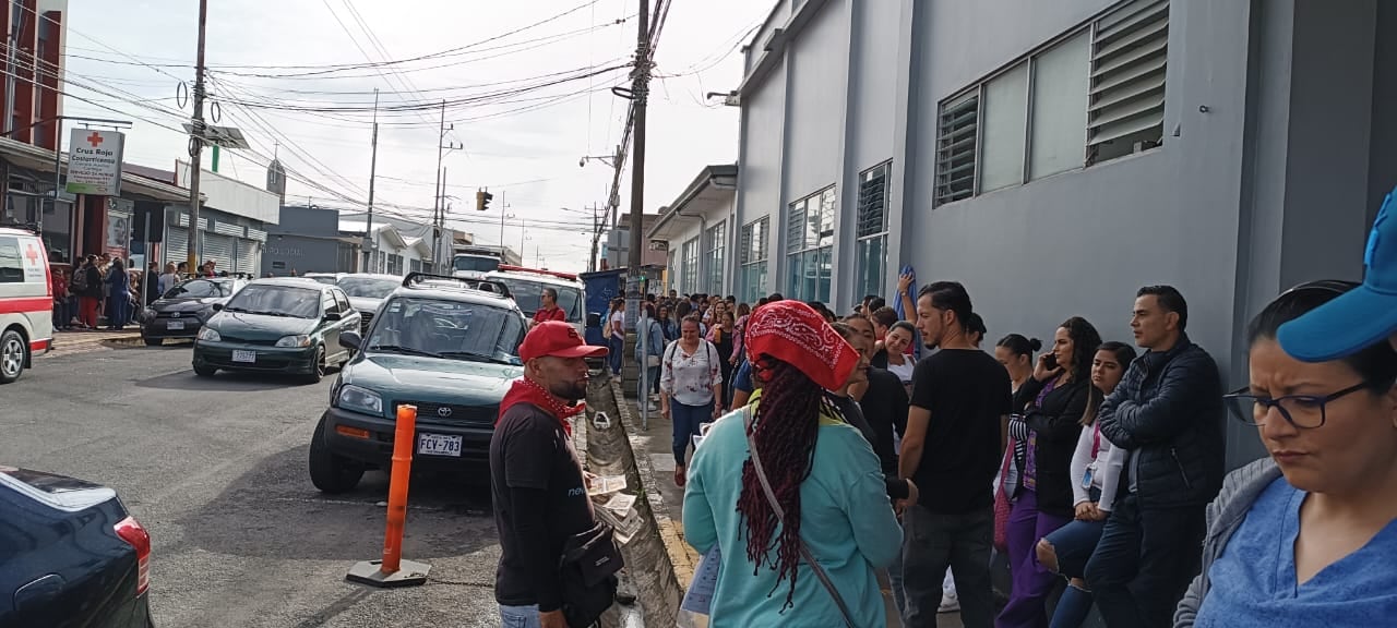 Filas en las afueras del Hospital Max Peralta, Cartago. Jueves 31 de octubre 2024. Huelga de 24 horas CCSS