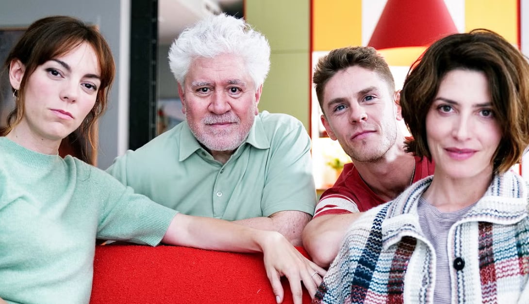 La primera imagen del rodaje de 'Amarga Navidad' que publica Pedro Almodóvar.