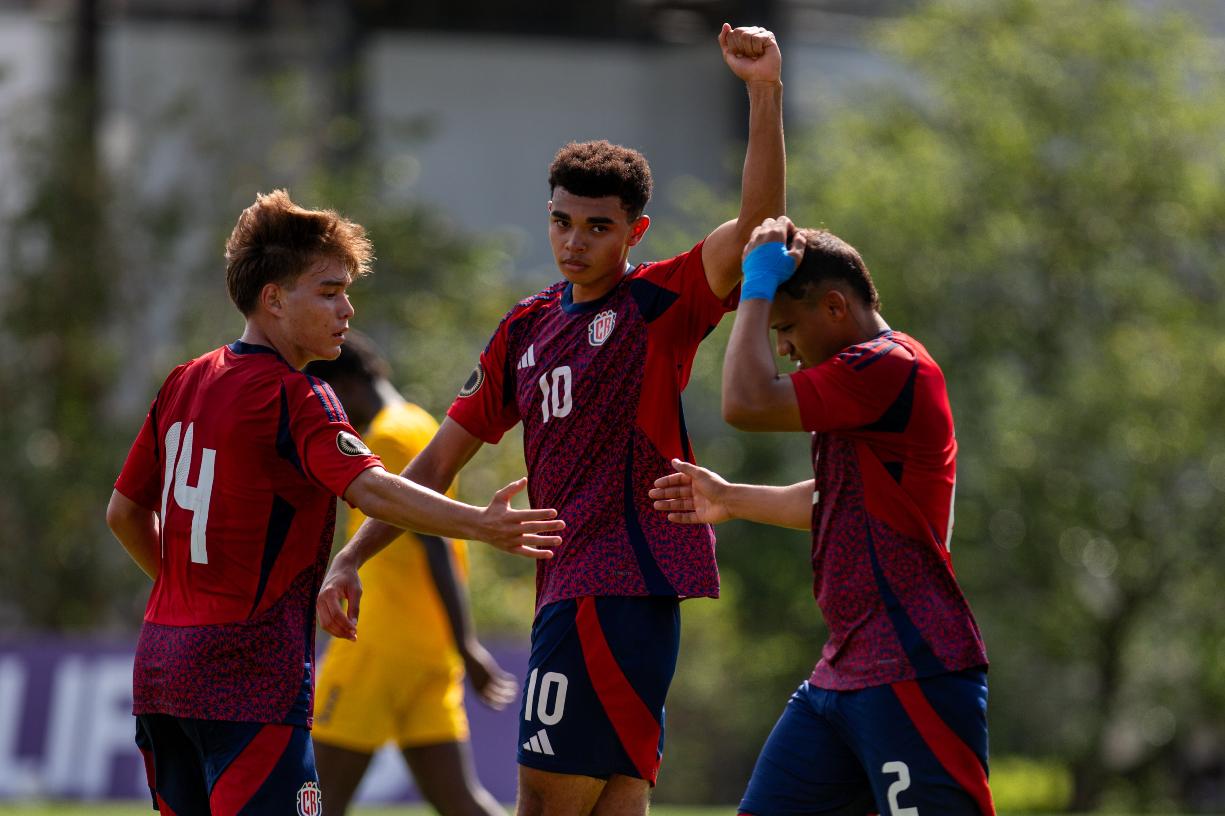 Óscar Leal (14) festeja junto a Dax Palmer (10) y Yerlan Sosa, en el partido entre la Selección Sub-20 de Costa Rica y Barbados.