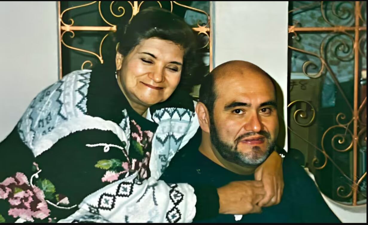 Foto del actor mexicano Édgar Vivar junto a su madre Elia Villanueva, quien lo abraza por la espalda.