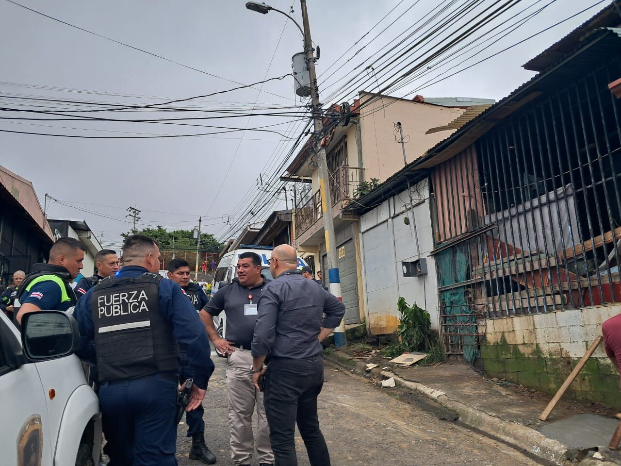 Varios cuerpos policiales, junto con el municipio de Alajuela y el Ministerio de Salud, intervinieron y clausuraron este búnker en el caserío La Libertad, Alajuela. Foto: Francisco Barrantes.