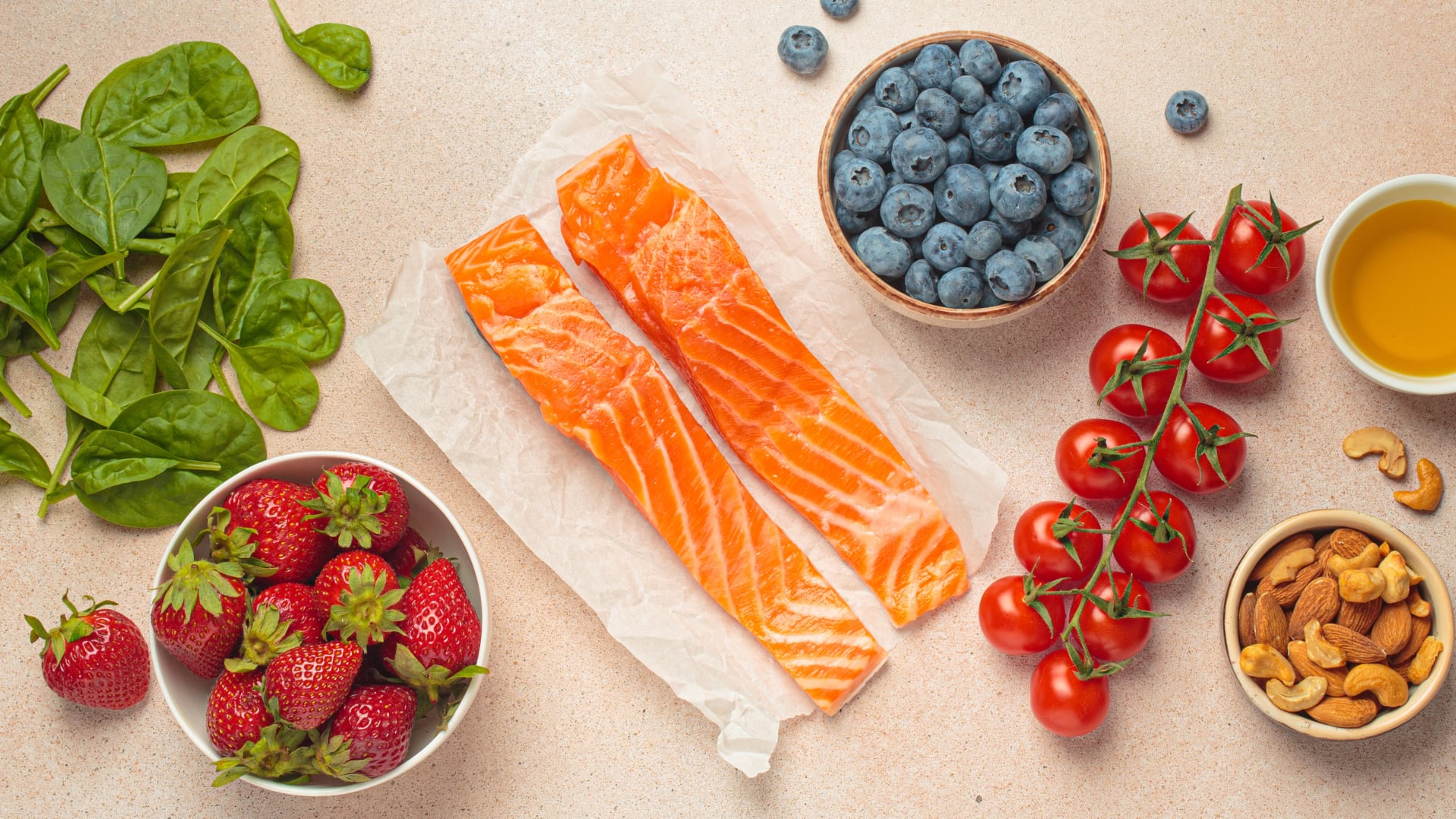 Consumir alimentos antiinflamatorios como cúrcuma, legumbres y frutos rojos favorece la salud digestiva y previene enfermedades.