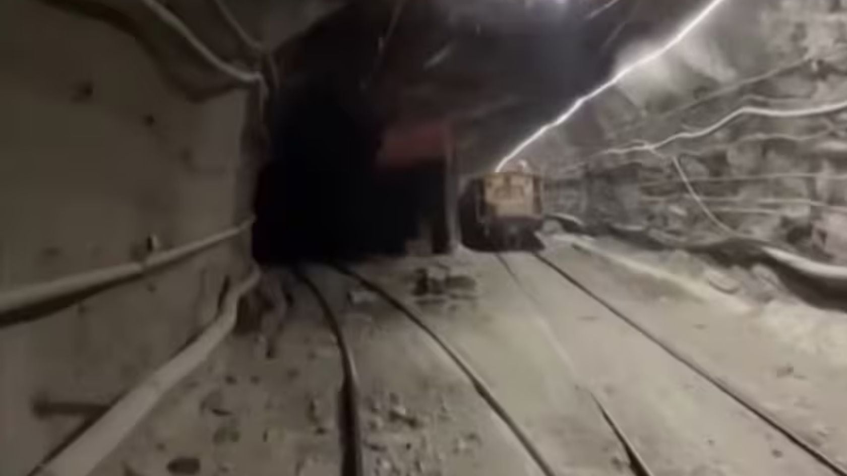 Un sismo provocó un derrumbe en la mina El Teniente en Chile; hay cinco mineros atrapados y los esfuerzos de rescate no se detienen.