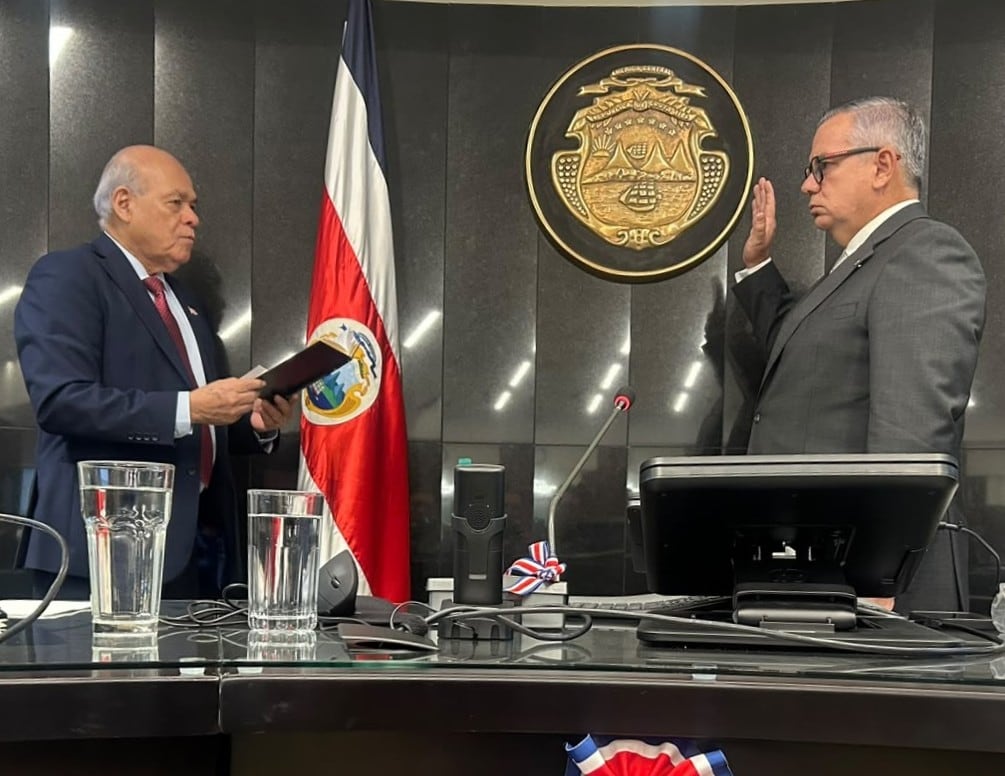 Luis Porfirio Sánchez fue juramentado por Orlando Aguirre, titular de la Corte Suprema de Justicia, como presidente de la Sala II, tras reelegirse en el cargo.