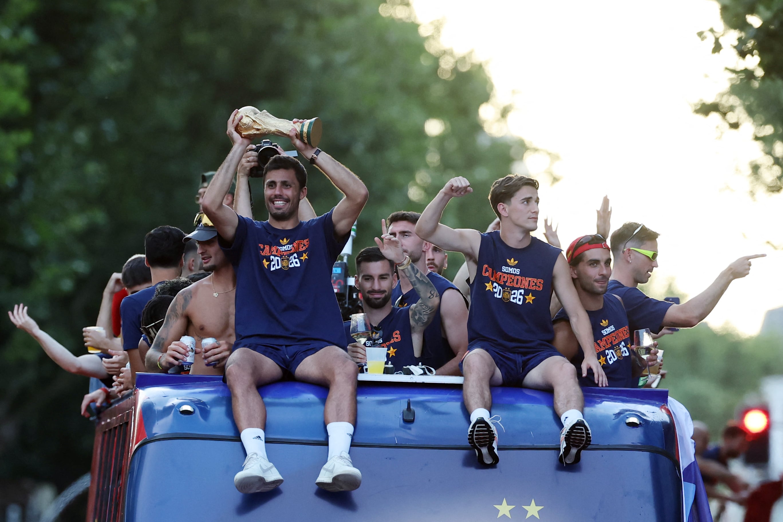 El capitán de España, Rodri, sostiene el trofeo de la Copa del Mundo mientras la Selección recorre las calles de Madrid ante millones de aficionados.