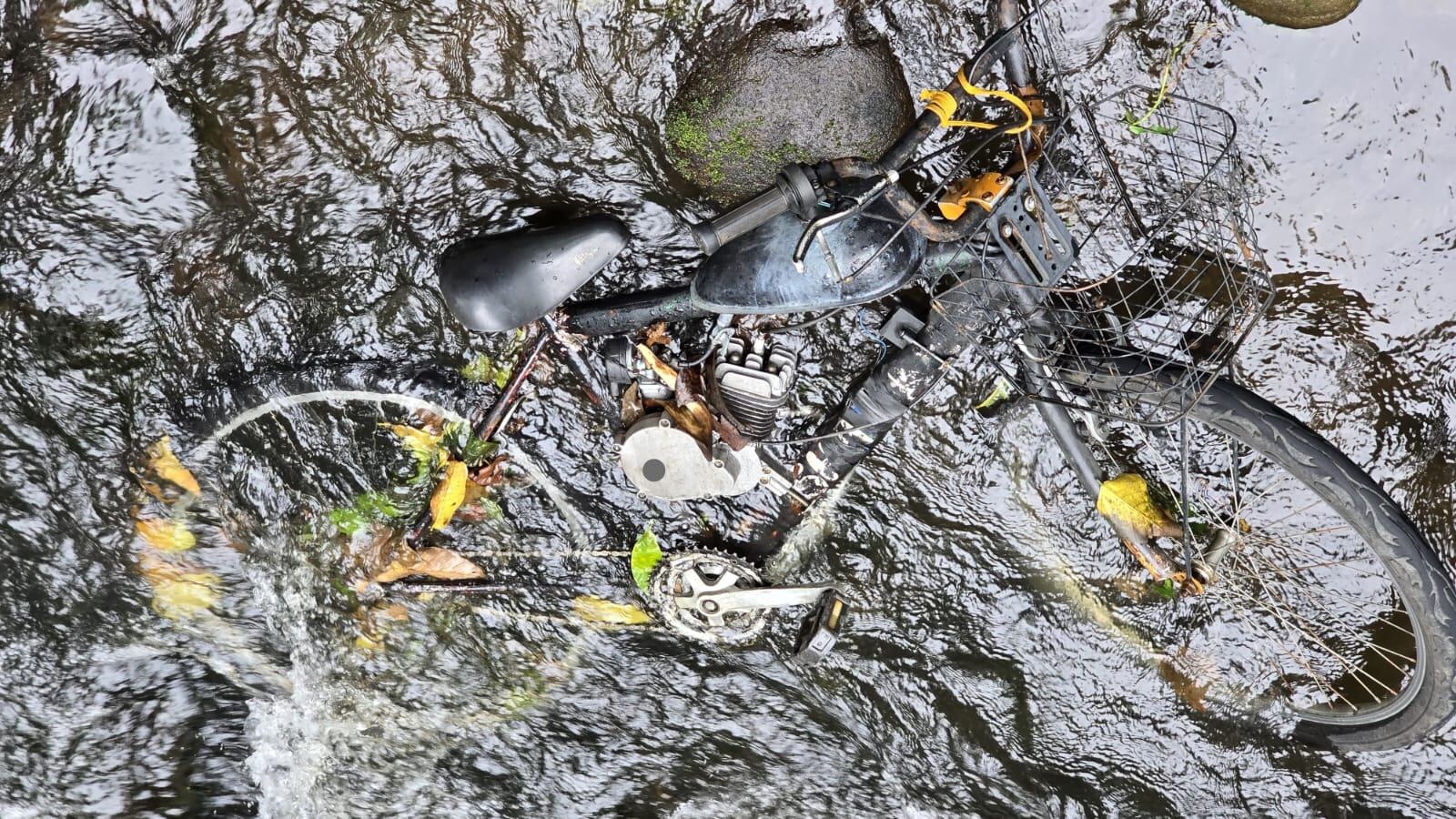 Sospechoso dejó dentro del río una bicimoto con la que se habría movilizado para atacar al subjefe del OIJ.