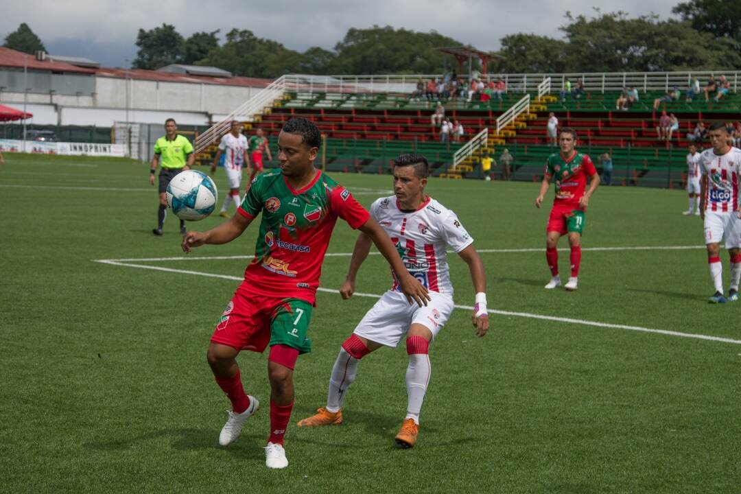 Jonathan Martínez es marcado por Michael Barquero en el duelo entre Santos y Carmelita. FOTO: Prensa Santos y Eduartemedia