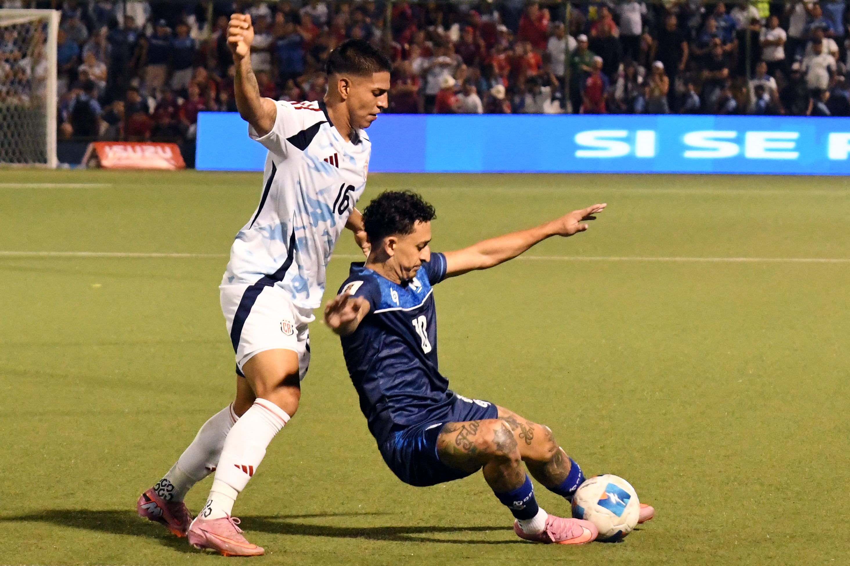 Alejandro Bran de Costa Rica va a la marca de Byron Bonilla de Nicaragua, durante el partido por las eliminatorias rumbo al Mundial del 2026.