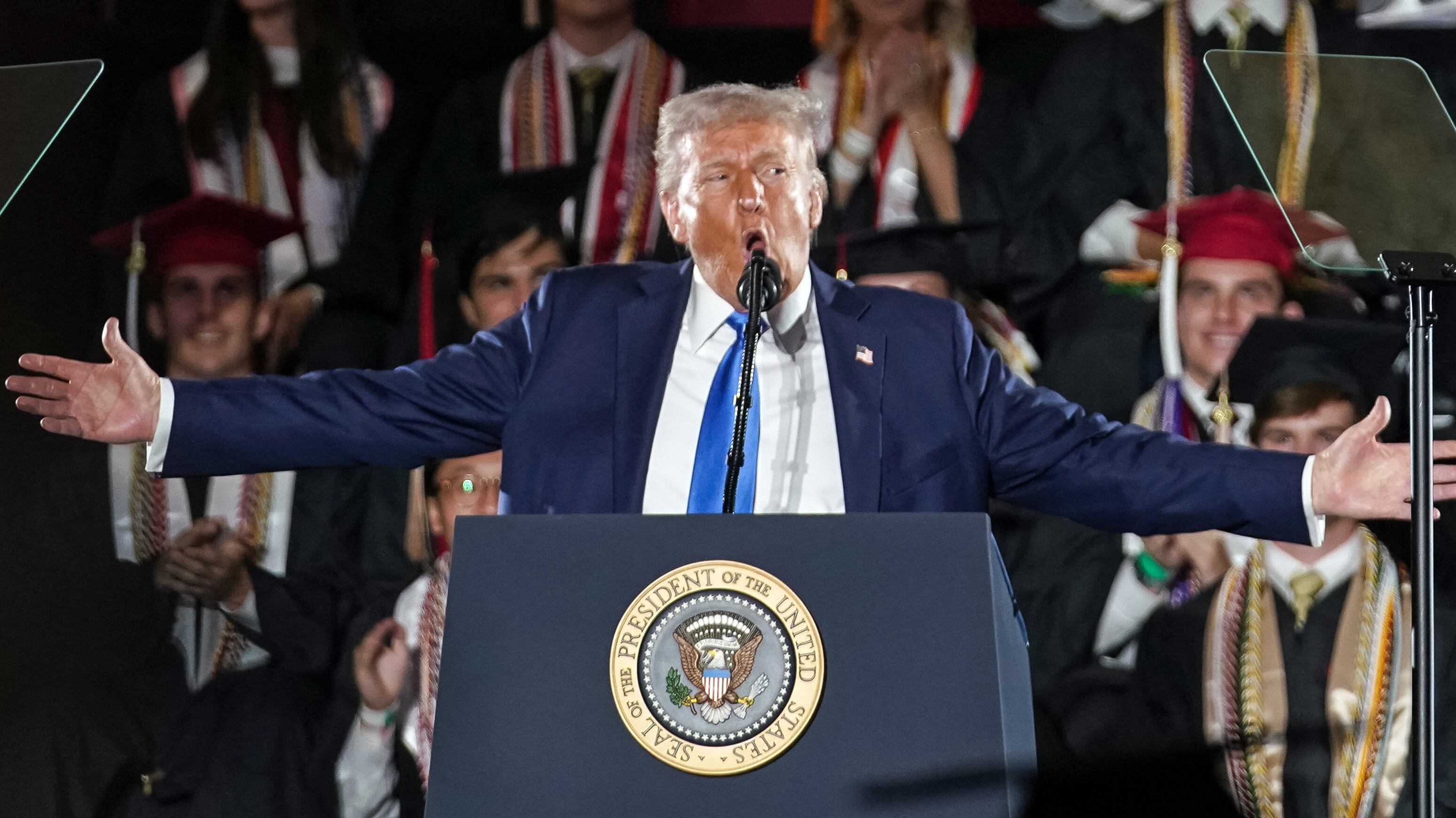 El presidente de Estados Unidos, Donald Trump, pronuncia un discurso de graduación en la Universidad de Alabama en Tuscaloosa, Alabama, el 1 de mayo de 2025.