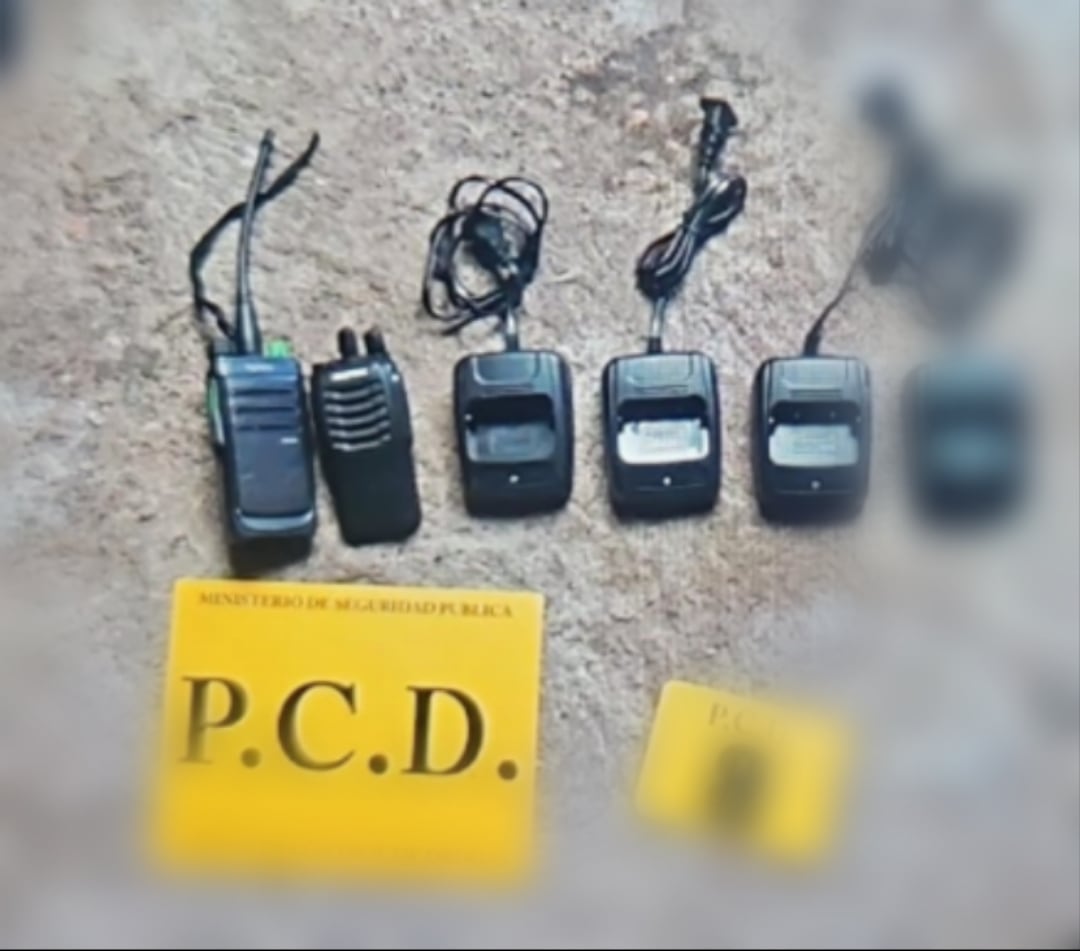 Agentes de la PCD decomisaron en el dique Miraflores varios radios de comunicación que eran usados por la organización de Los Maruja para alertar sobre la presencia policial.