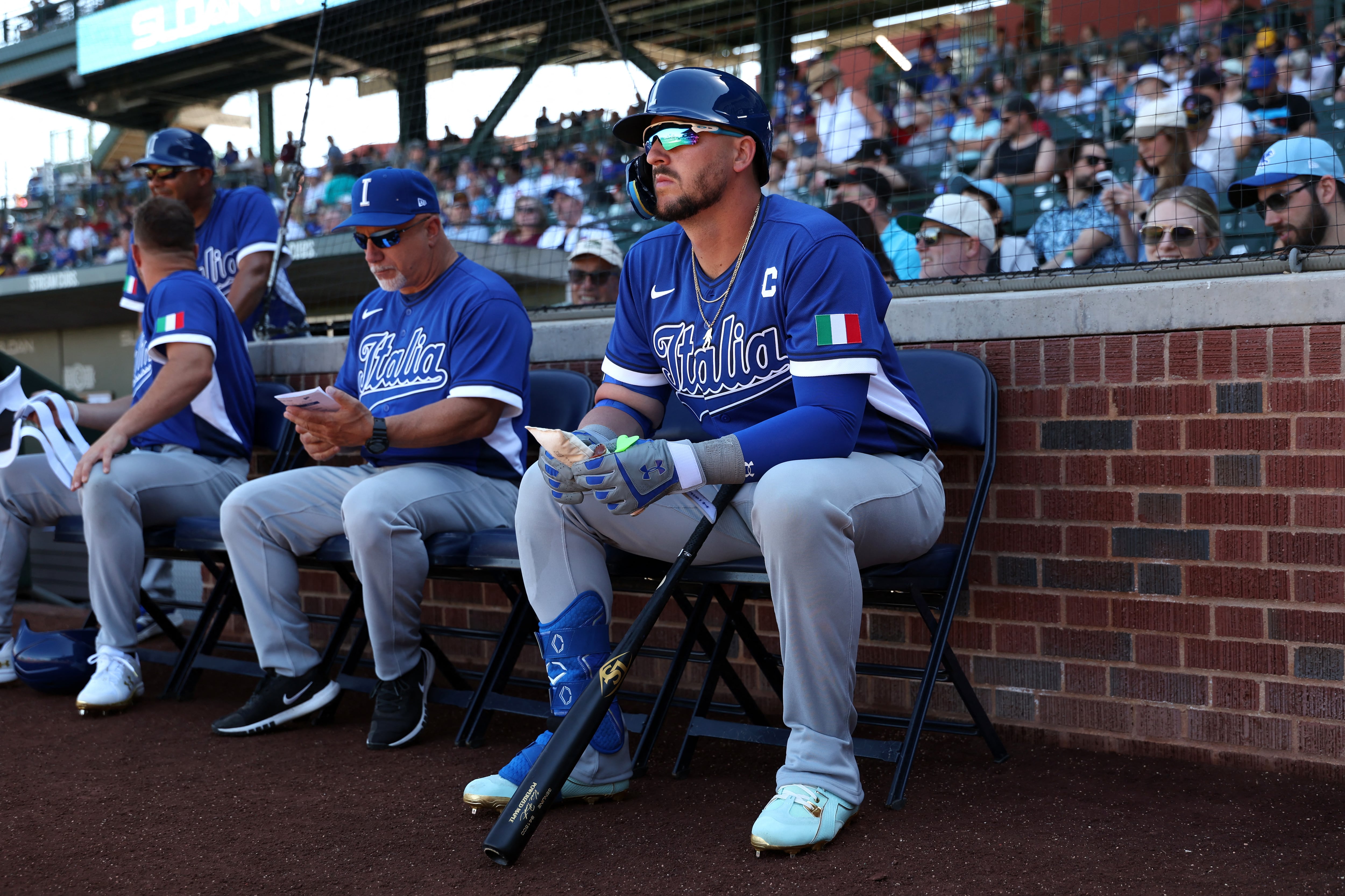 Vinnie Pasquantino de la Selección de Italia espera su turno en un partido de exhibición ante los Chicago Cubs en el Sloan Park de Arizona, el 3 de marzo, de cara al Clásico Mundial de Béisbol.