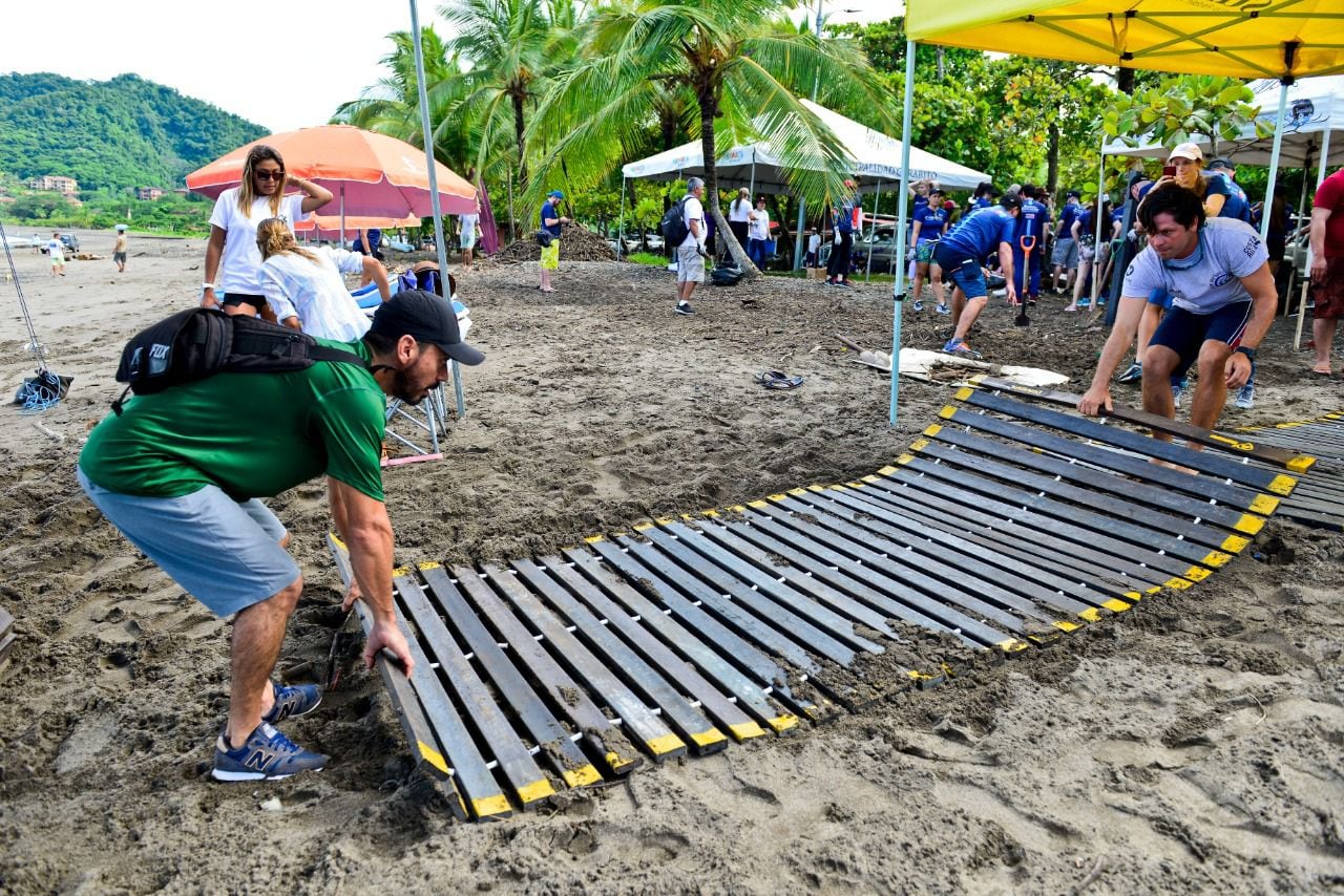 Las pasarelas y sillas anfibias se fabrican reutilizando tapas de plástico, transformando alrededor de 820 kilos de tapitas para construir senderos y garantizar la accesibilidad en las playas.