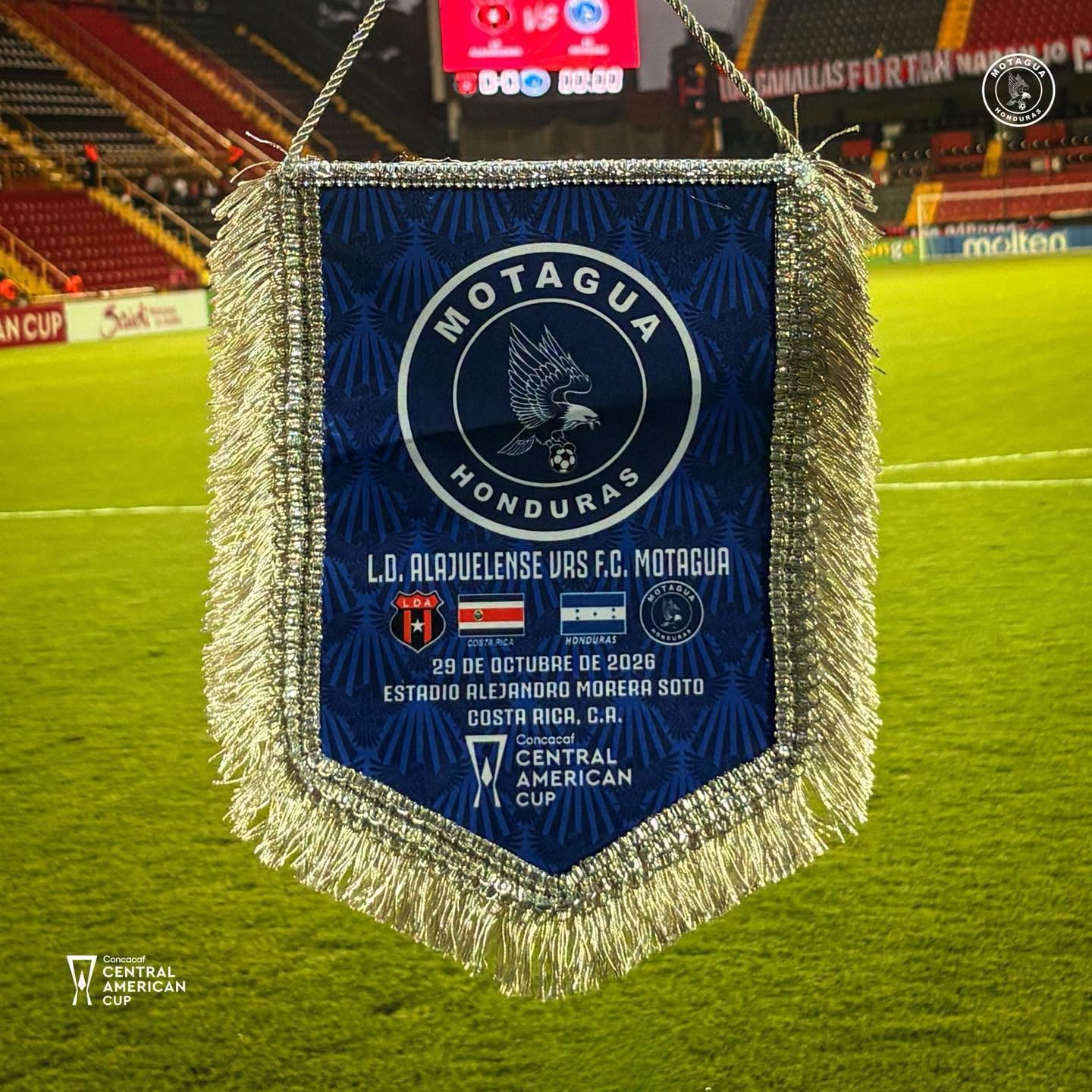 Este es el banderín que Motagua le entregará a Alajuelense esta noche en el Estadio Alejandro Morera Soto.