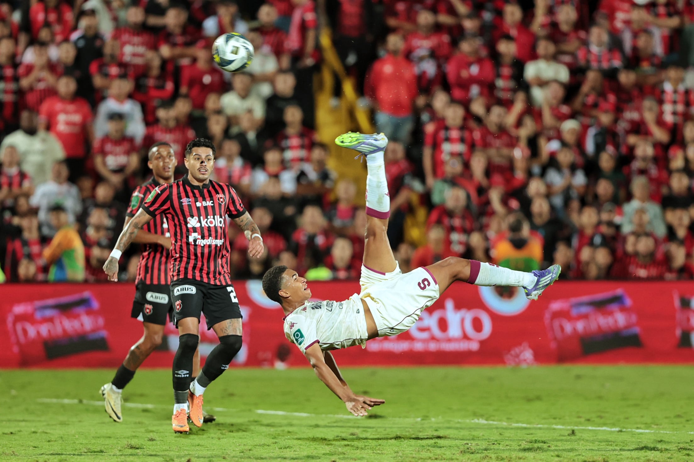 20/12/2025/ partido de ida entre Liga Deportiva Alajuelense vs Saprissa por el partido de vuelta de la final del Torneo apertura de la Liga Promerica 2025 en el estadio Alejandro Morera Soto / foto John Durán