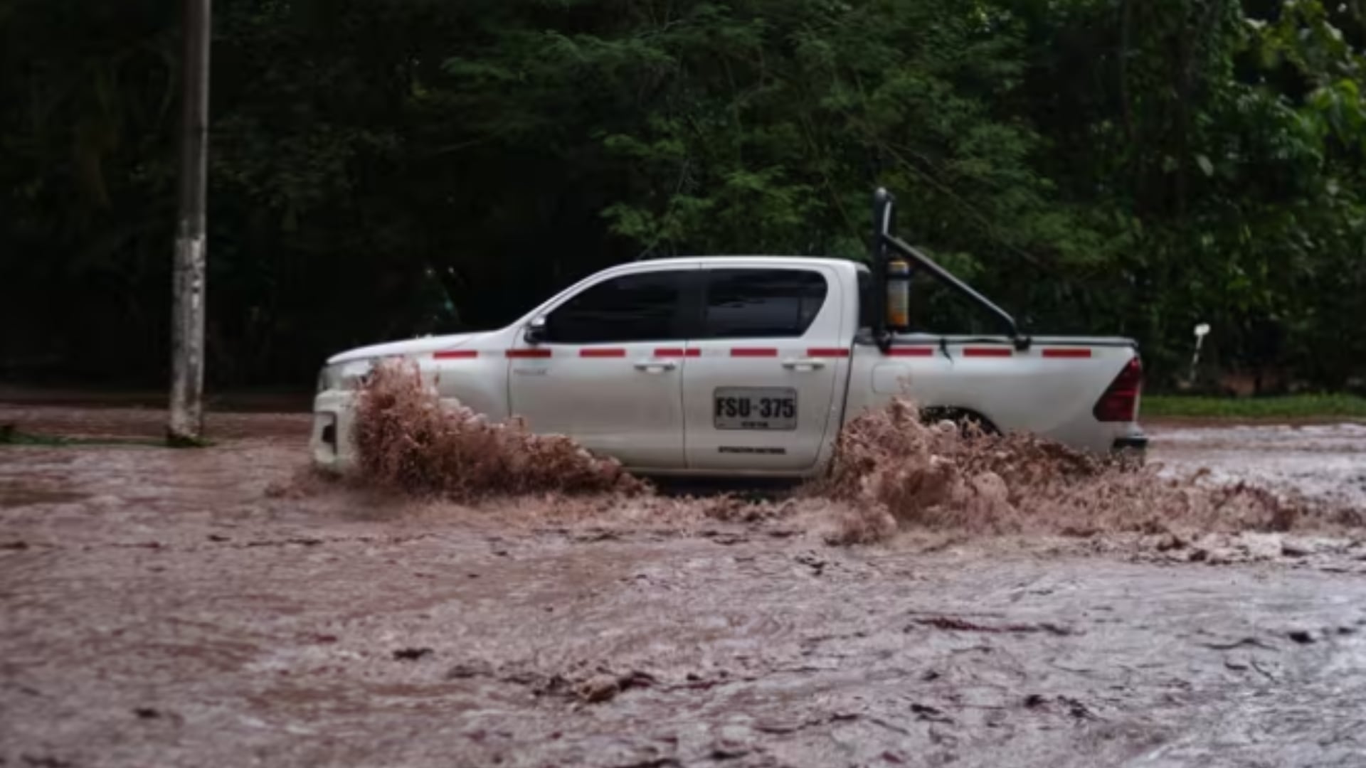 Las fuertes lluvias han provocado graves inundaciones en varias regiones de Colombia, con miles de viviendas afectadas y daños en carreteras, puentes y centros educativos.