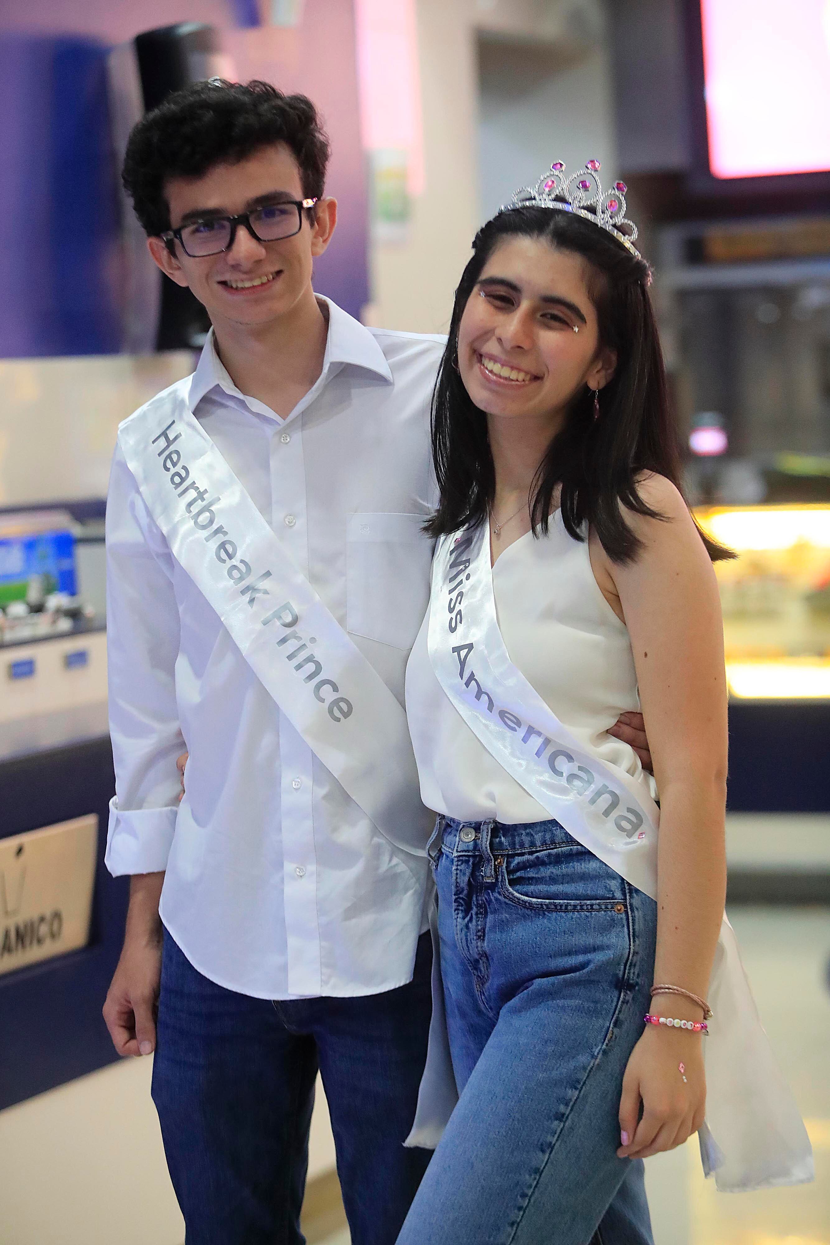 13/10/2023 Cinépolis, Plaza Lincoln. Fans de Taylor Swift disfrutaron de la película The Eras Tour de la cantante estadounidense. Previo a la proyección las muchachas, jóvenes y niñas, intercambiaron pulseras y lucieron vestidos y looks que identifican a la artista.