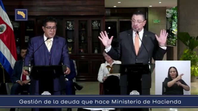 Rodrigo Chaves (derecha), presidente de la República, y Nogui Acosta, ministro de Hacienda, se quejaron de que el plan del PLP para rebajar el marchamo disminuyó los ingresos de Hacienda. Foto: captura de video