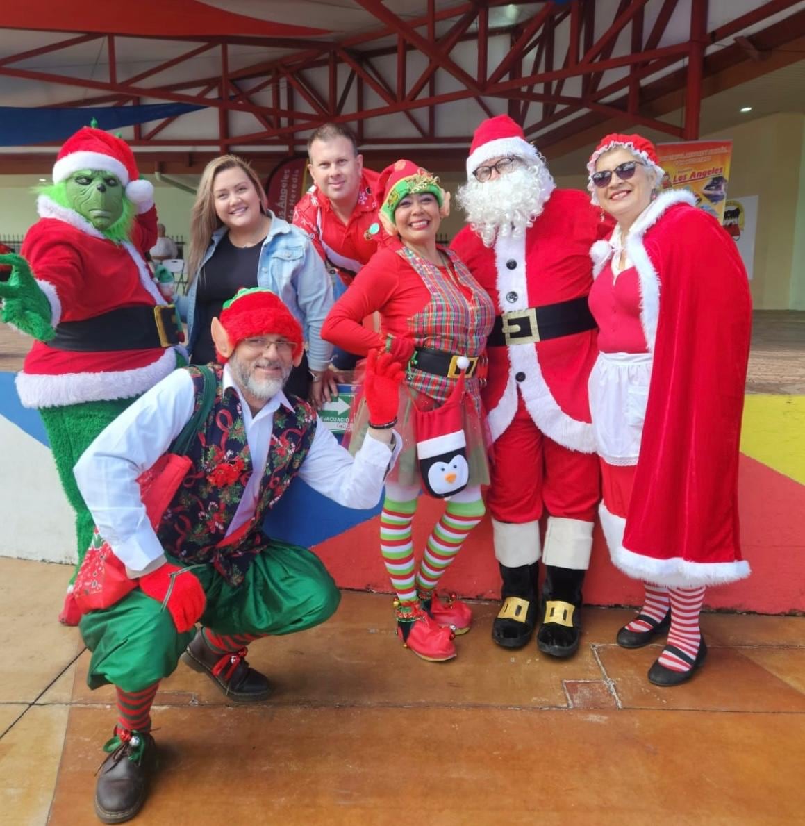 El equipo de Dulce Navidad y los personajes especiales están listos para las actividades que se realizan al aire libre al inicio y final de cada temporada. Este es el elenco del 2024.