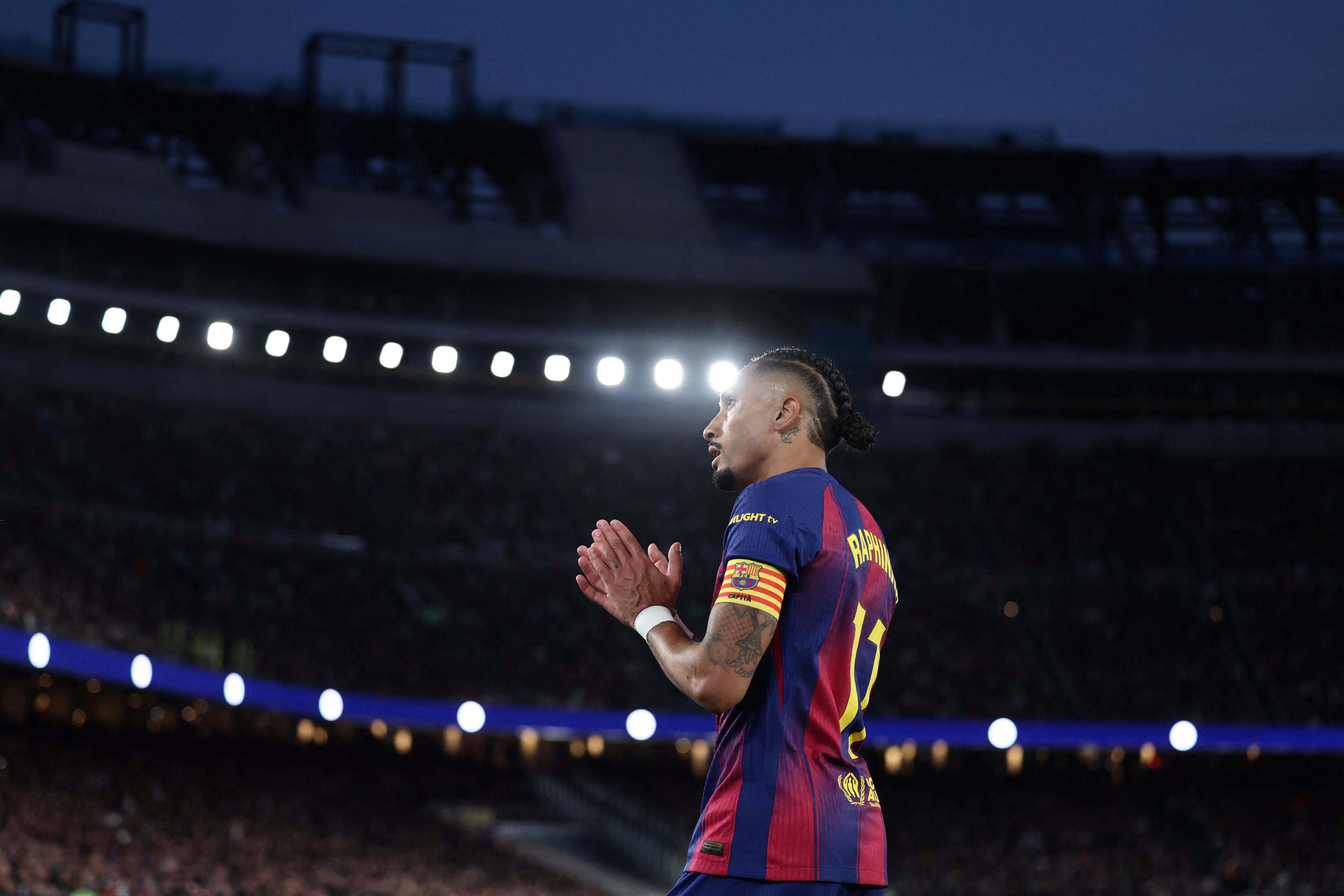 Raphinha aplaude durante la victoria del Barcelona ante el Alavés por la Liga Española, en el Cam Nou.