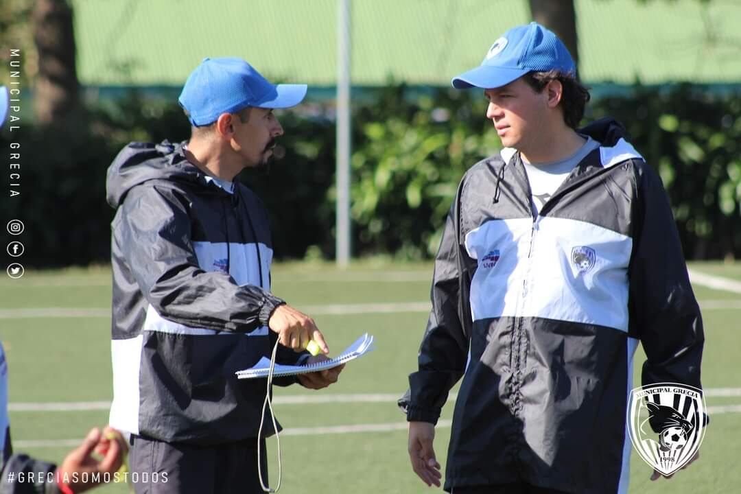 Jorge Manrique (izquierda) dejó de ser el entrenador de Grecia y pasó a ocupar el puesto de asistente de Javier San Román, quien asumió de nuevo como timonel.