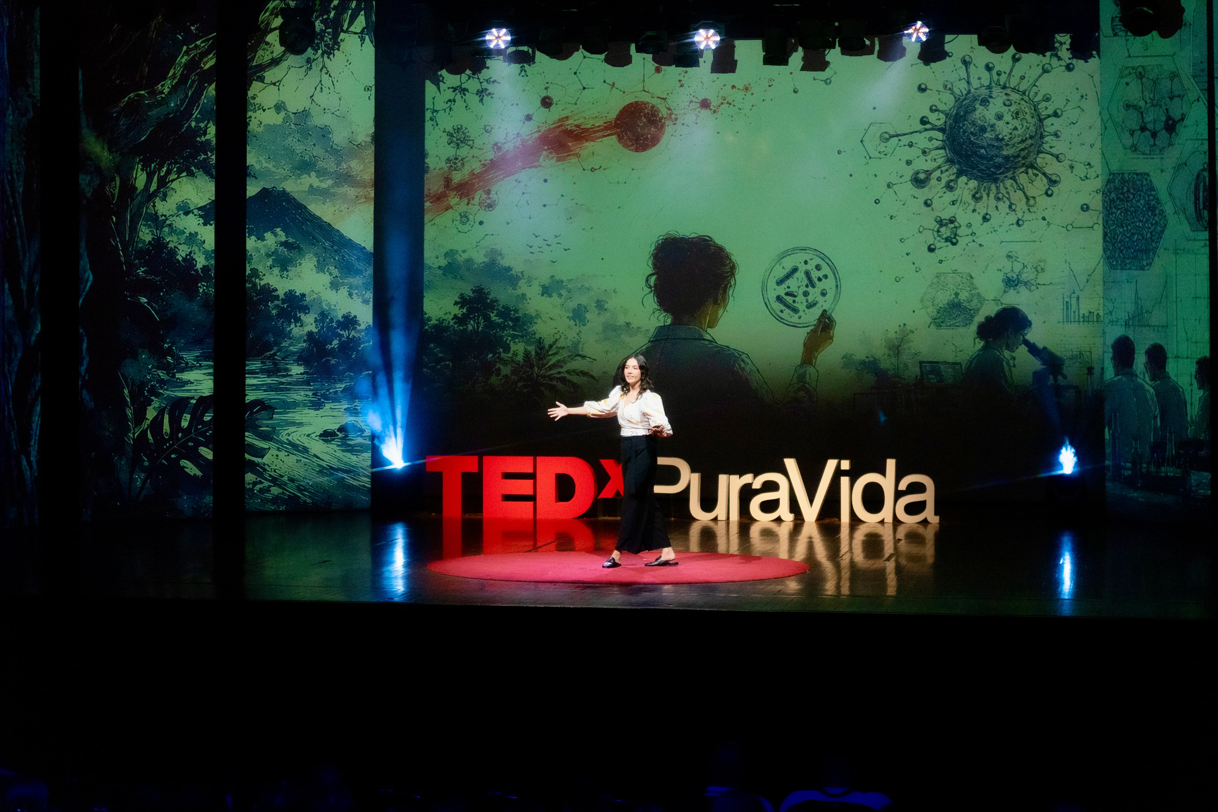María José Durán, estudiante de doctorado en bioingeniería en el MIT durante su presentación en TEDx Pura Vida 2026.