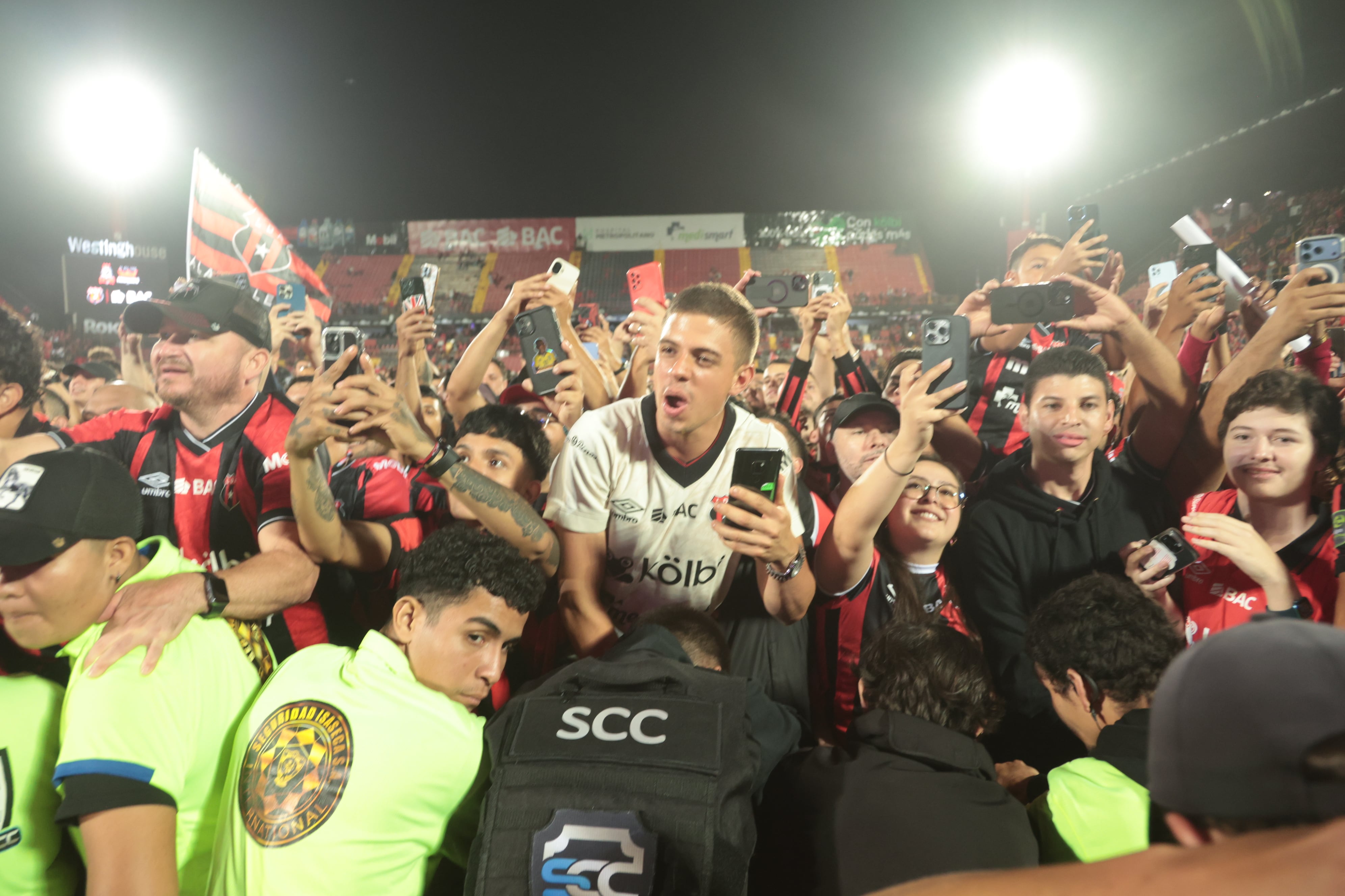 20/12/2025/ partido de ida entre Liga Deportiva Alajuelense vs Saprissa por el partido de vuelta de la final del Torneo apertura de la Liga Promerica 2025 en el estadio Alejandro Morera Soto / foto John Durán